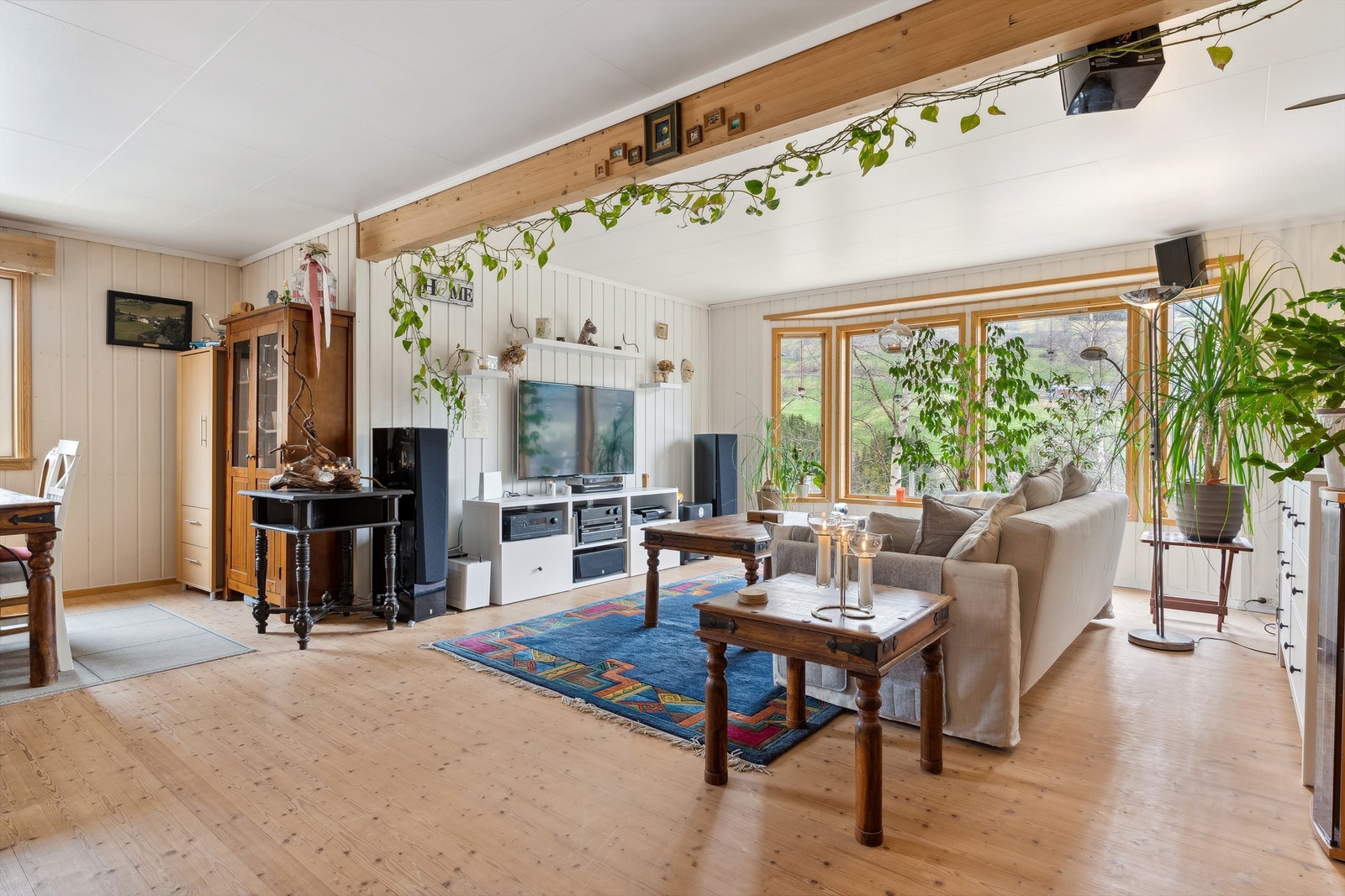 Stuen har tregulv og vegger med trepanel. Galleribilde