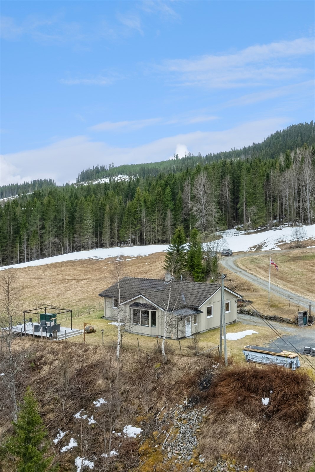 Nærmeste dagligvare ligger i gangavstand fra boligen. Barnehage, barne- og ungdomsskole ligger i en avstand på ca 30 minutter med bil. Galleribilde