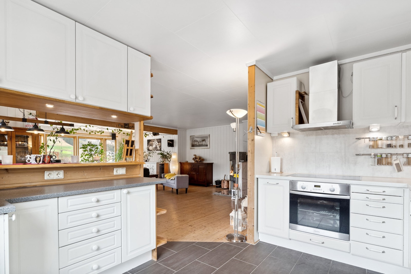 Kjøkkenet har en dels åpen løsning fra stuen og har en innholdsrik innredning med god skap og benkeplass. Galleribilde