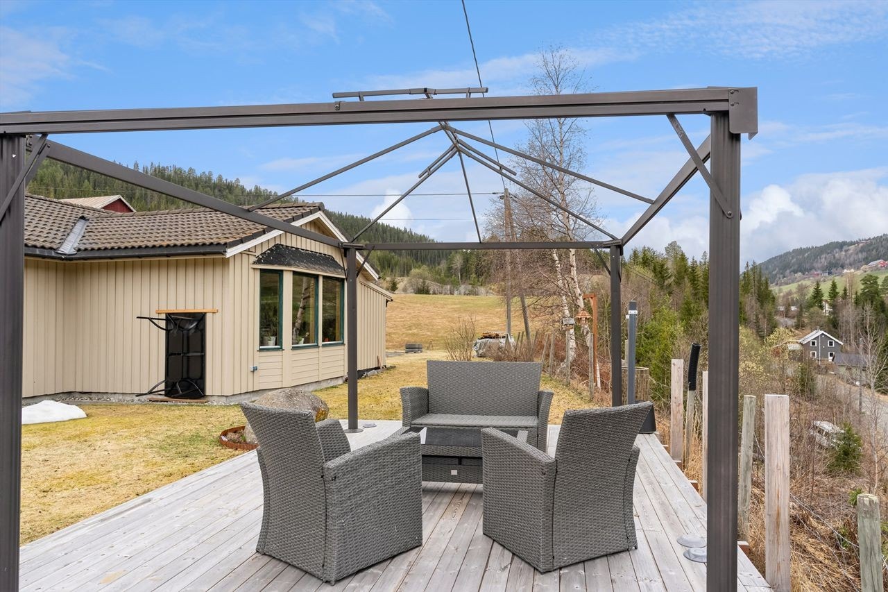 Opparbeidet platting i god størrelse med pergola. Galleribilde