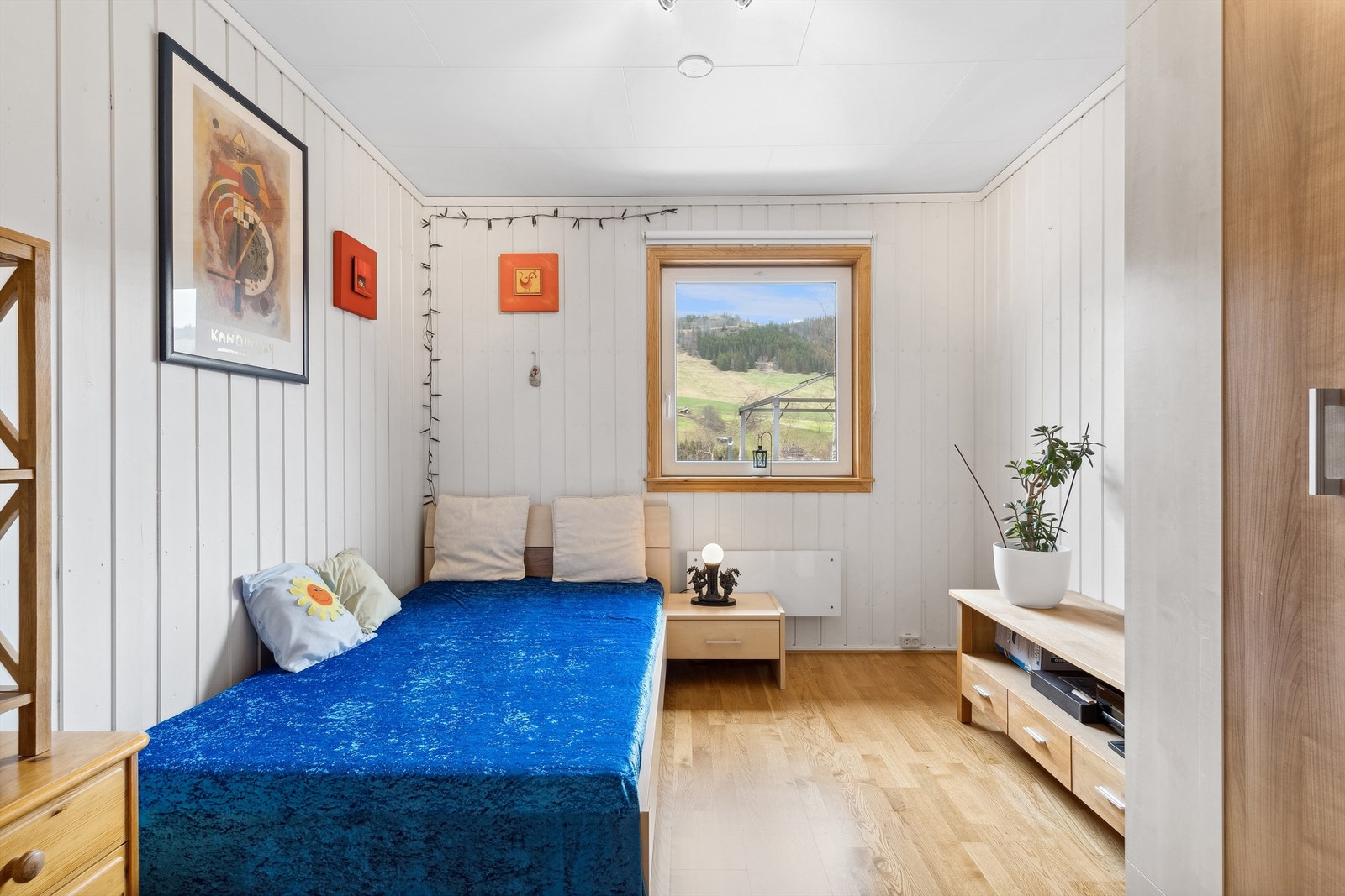 Soverom 2. Garderobeskap medfølger ikke. Galleribilde