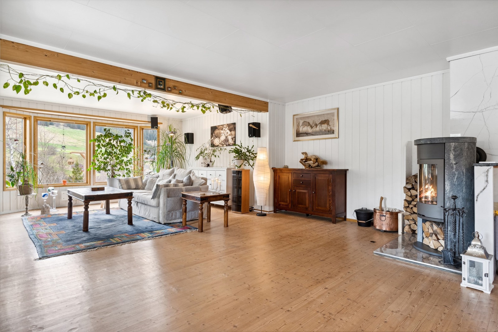 Lys og romslig stue med store fine vindusflater som gir godt med innfall av lys og samtidig en fin utsikt! Galleribilde