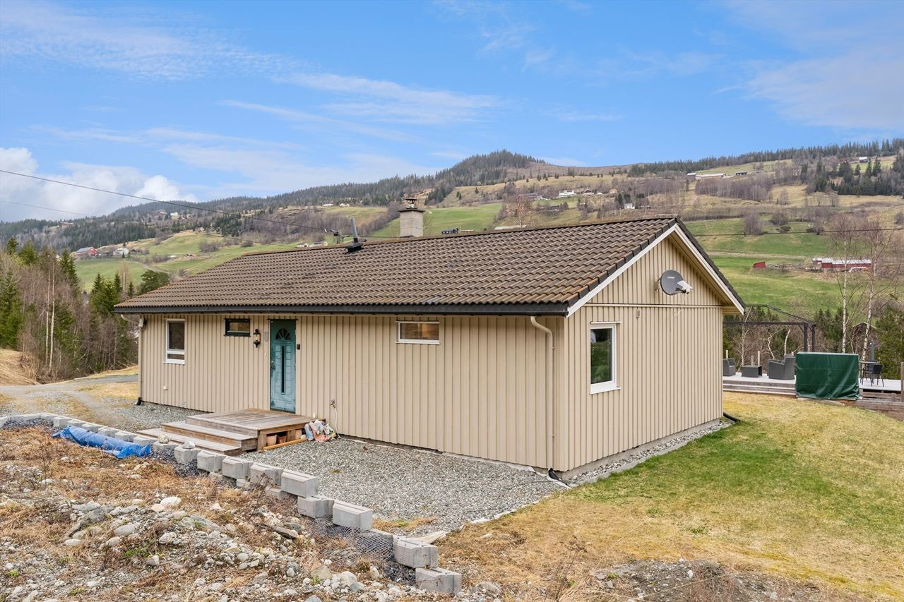 Koselig bolig oppført i 1991. Boligen har en romslig stue med dels åpen kjøkkenløsning, 2 soverom, stort bad med badstue og vaskerom. Galleribilde