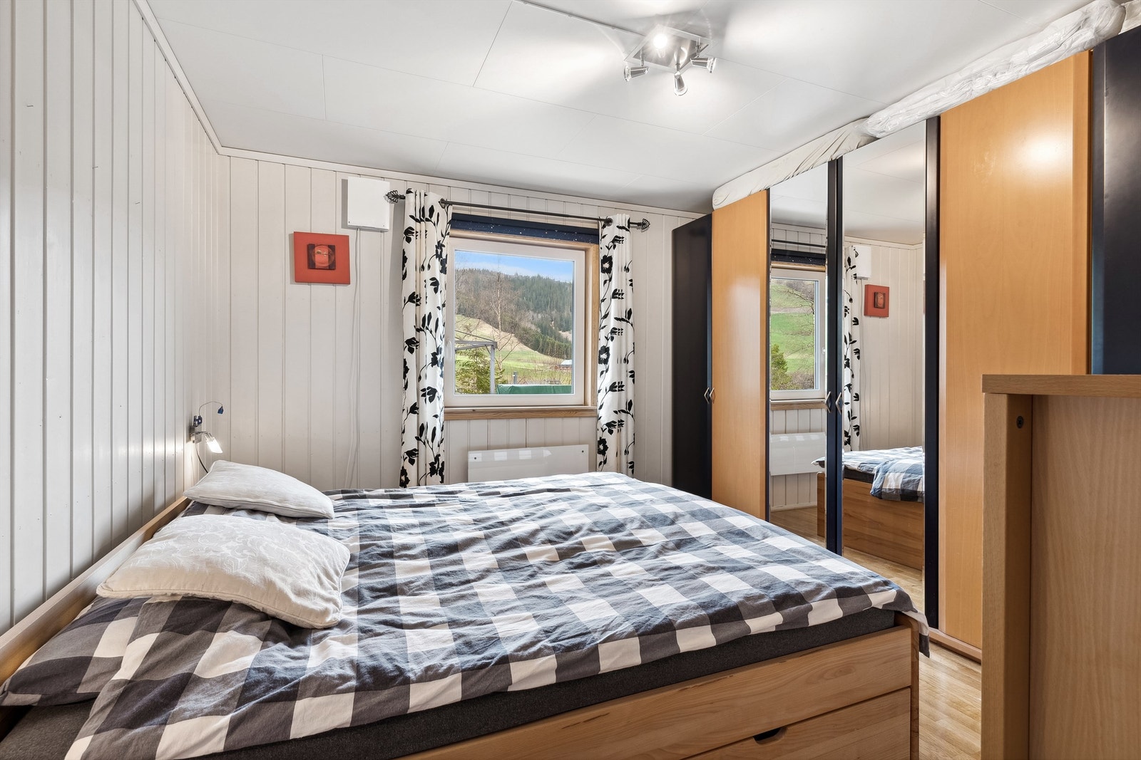 Boligen har to lyse og fine soverom. Hovedsoverommet er i god størrelse. Garderobeskap medfølger ikke. Galleribilde