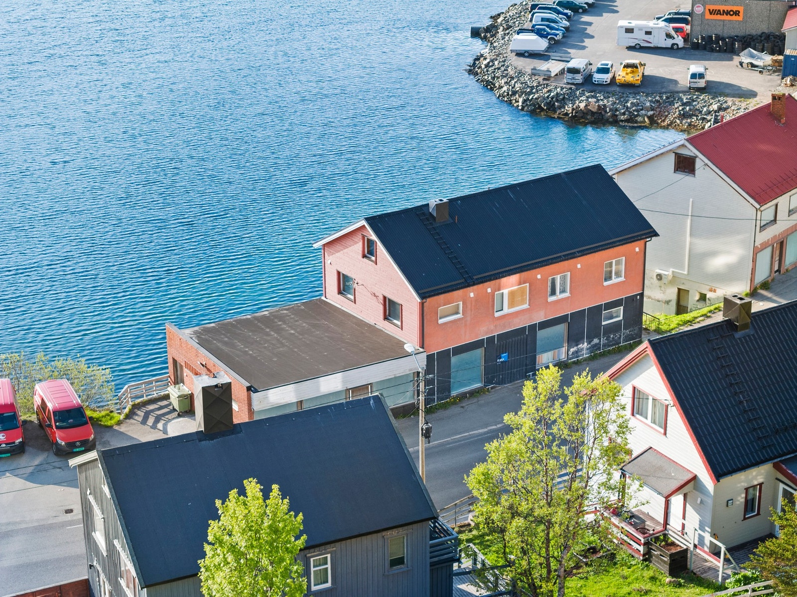 Velkommen til Nordkappveien 4 - Romslig kombi eiendom med næring og bolig Galleribilde