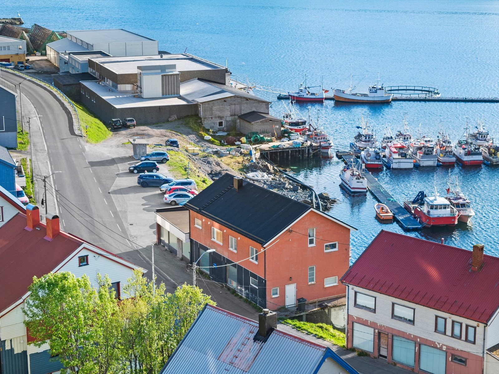 Velkommen til Nordkappveien 4 - Romslig kombi eiendom med næring og bolig Galleribilde