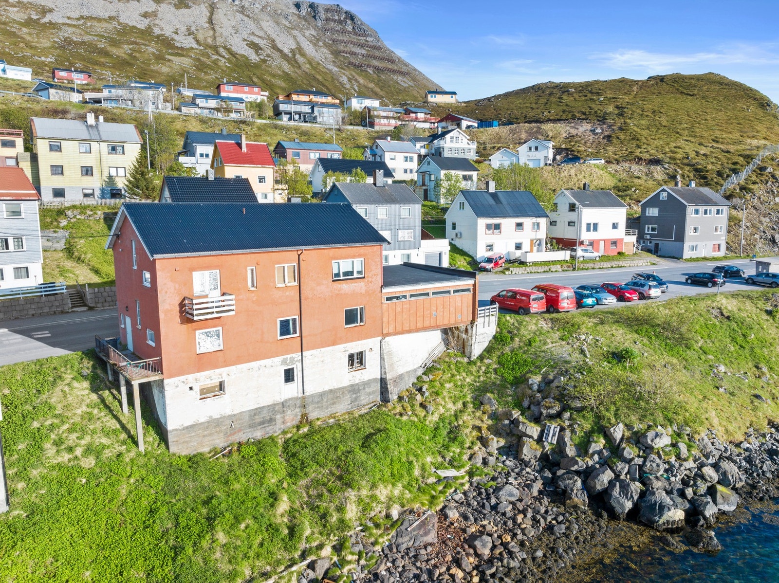 Velkommen til Nordkappveien 4 - Romslig kombi eiendom med næring og bolig Galleribilde
