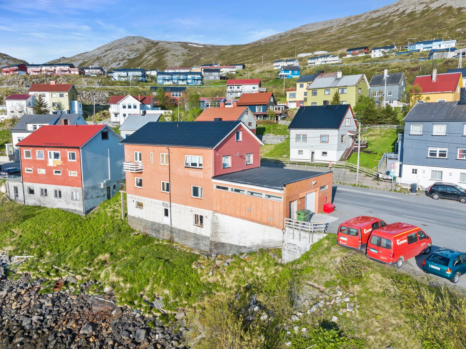 Velkommen til Nordkappveien 4 - Romslig kombi eiendom med næring og bolig Galleribilde