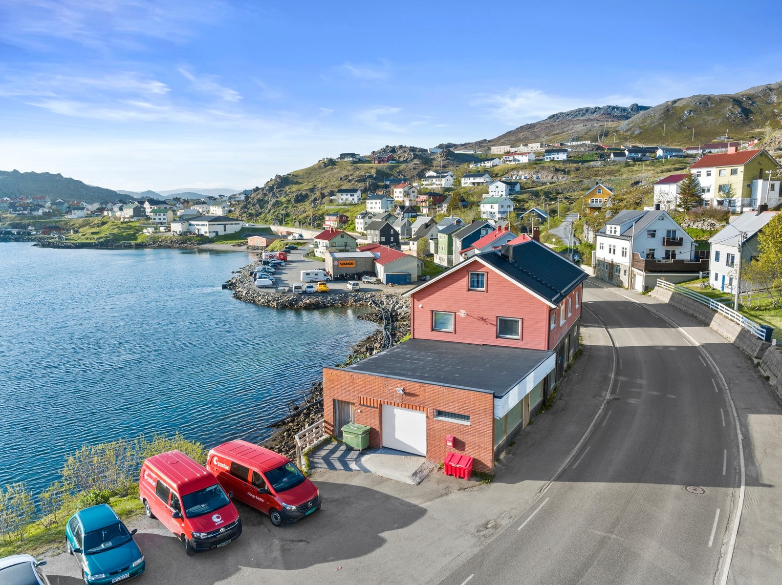 Velkommen til Nordkappveien 4 - Romslig kombi eiendom med næring og bolig Galleribilde