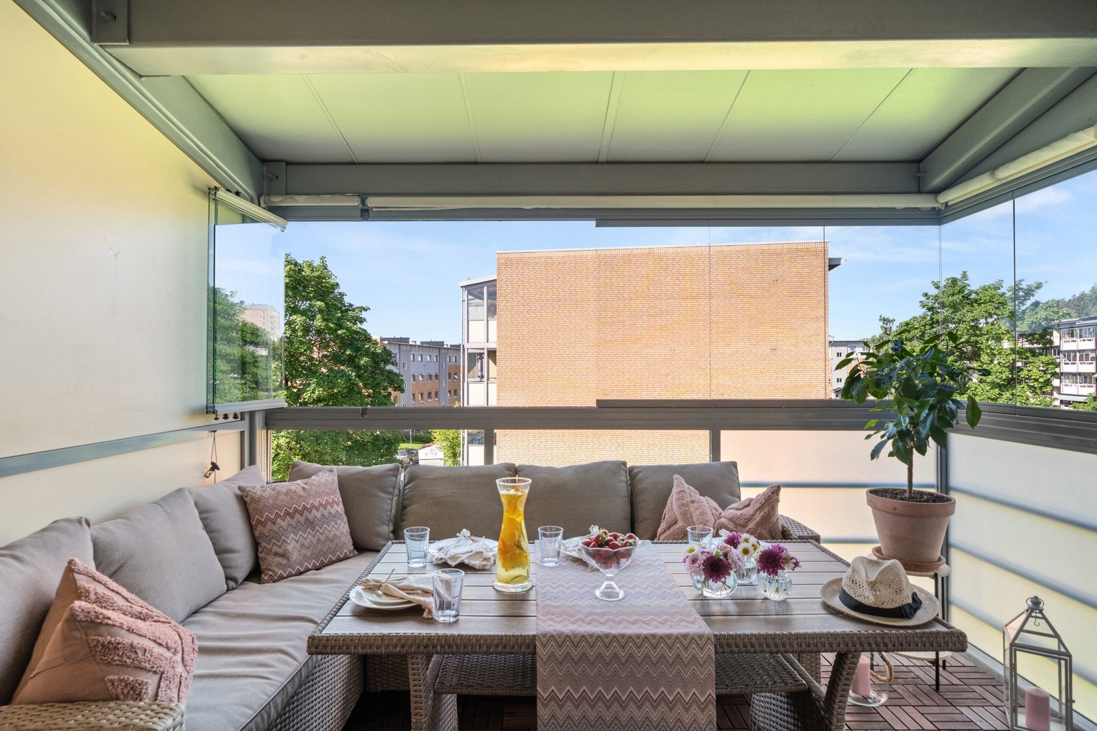 Balkongen er innglasset og utgjør et luftig pusterom i hjemmet, med generøse dimensjoner som inviterer til utendørs servering og sosiale sammenkomster. Galleribilde