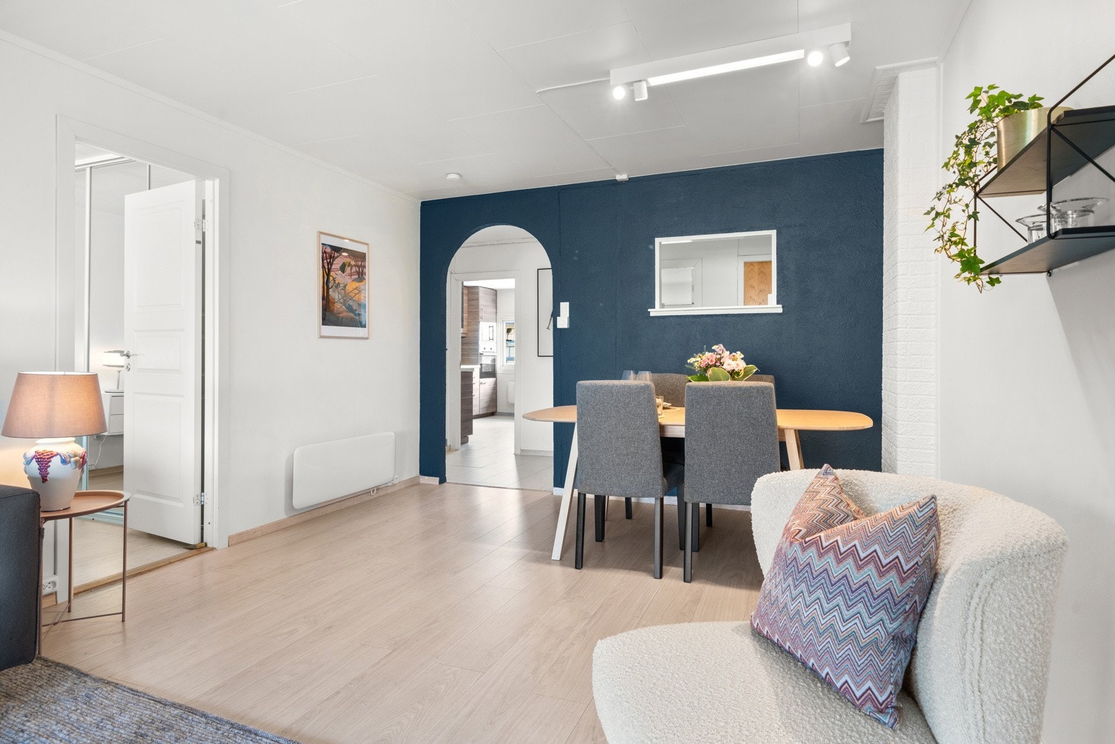 Veggene er holdt i nøytrale farger som enkelt kan tilpasses ulike interiørstiler, mens gulvet i solid materiale understreker rommets kvalitetsfølelse. Galleribilde