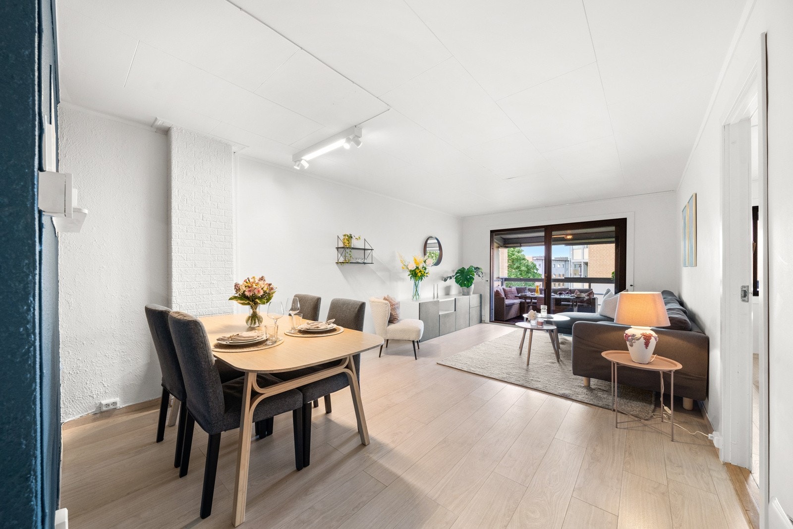 Stuen utmerker seg med sin generøse størrelse som inviterer til både sosiale sammenkomster og avslappende stunder. Galleribilde