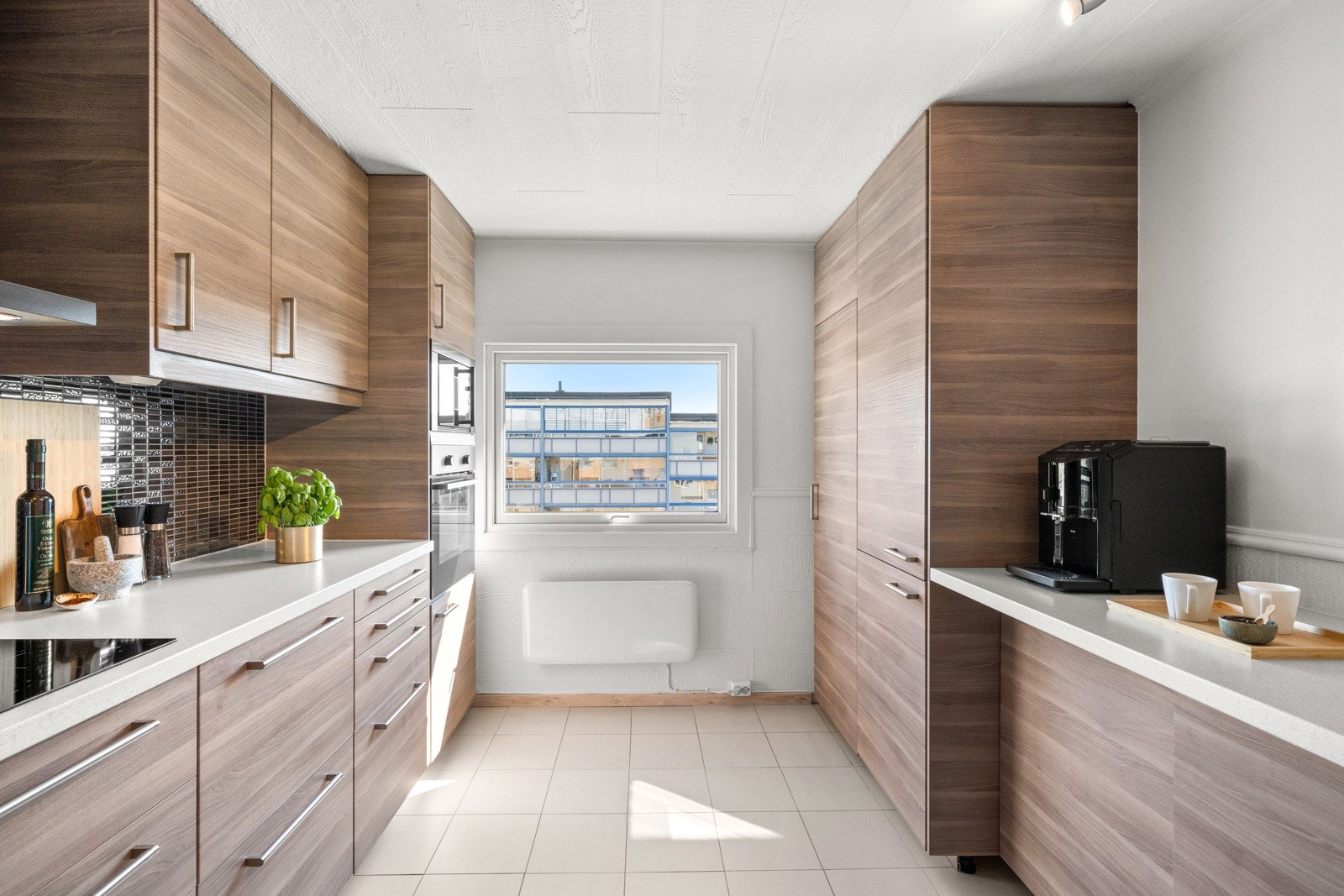 Naturlig lys flommer inn gjennom vinduene og bidrar til en behagelig atmosfære gjennom hele dagen. Galleribilde