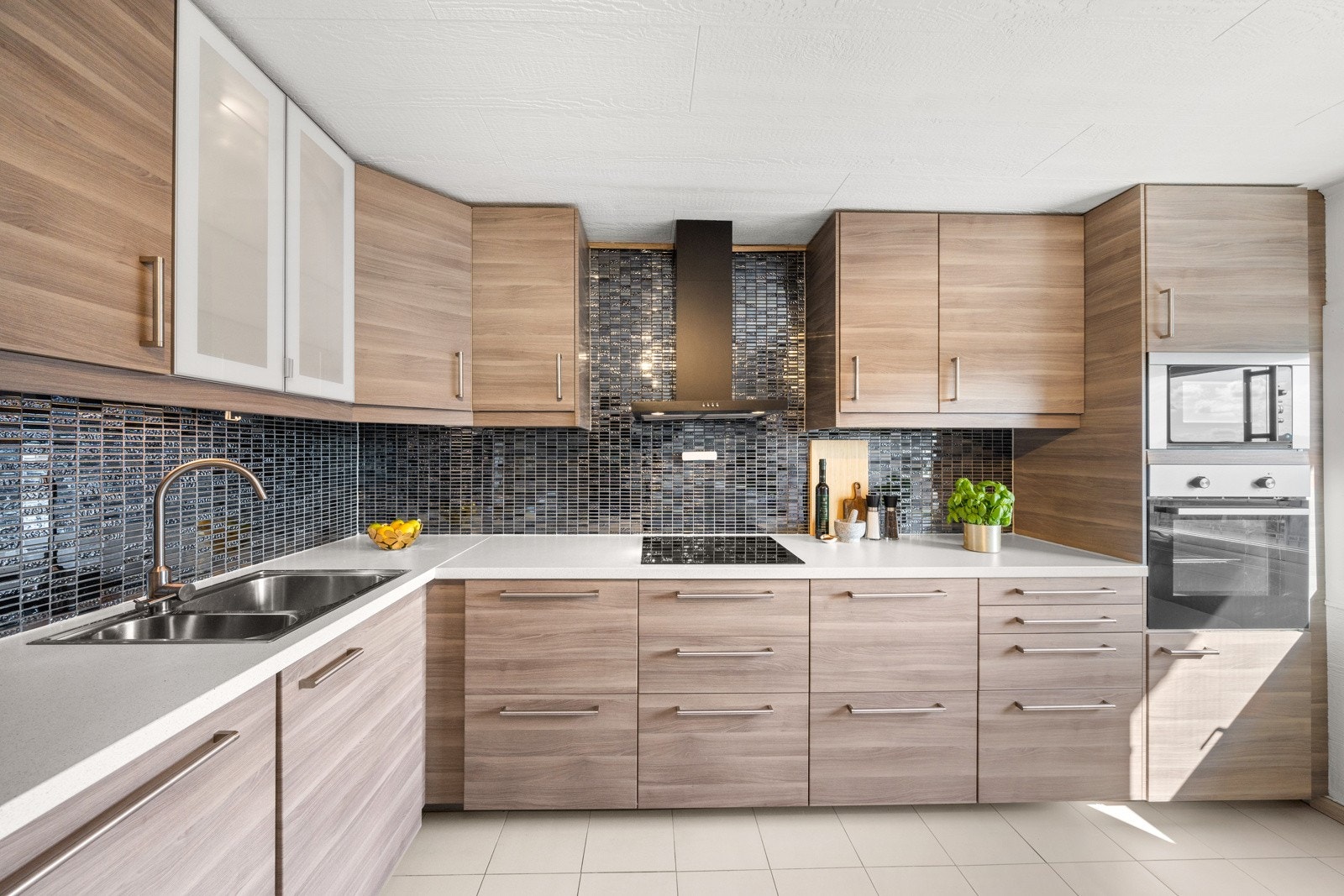 Kjøkkenet utmerker seg med sine generøse flater som inviterer til både matlaging og sosiale anledninger. Galleribilde