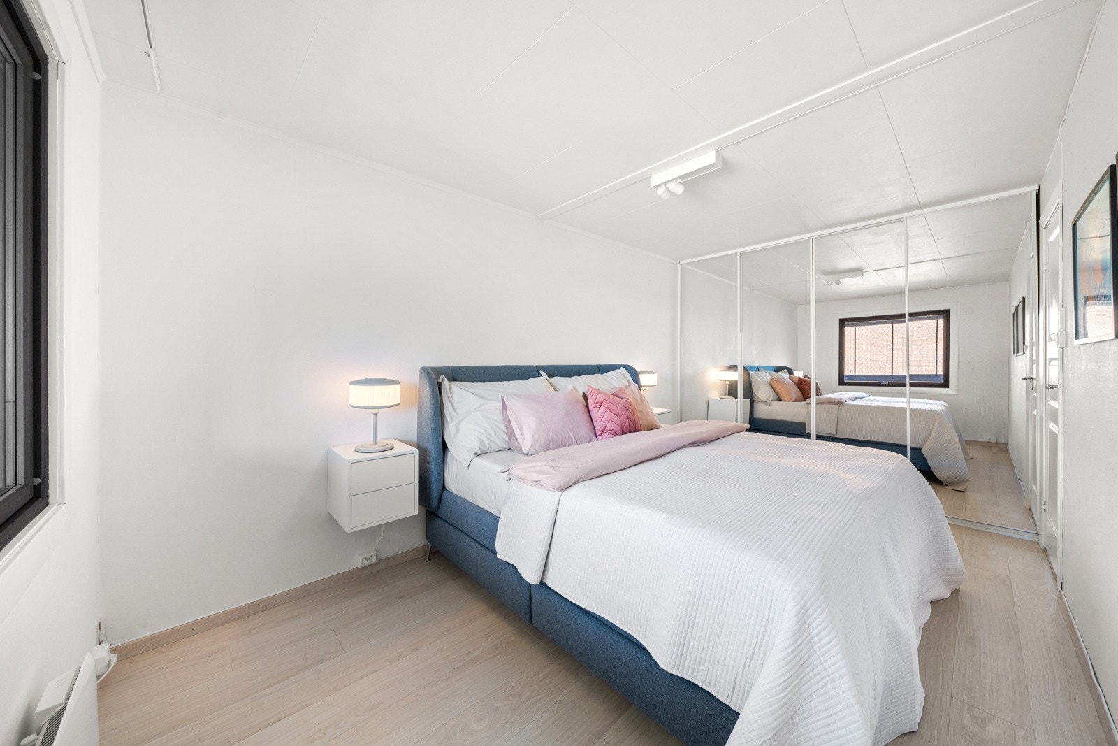 Det ene tilbyr rikelig med lagringsmuligheter gjennom en integrert garderobeløsning. Galleribilde