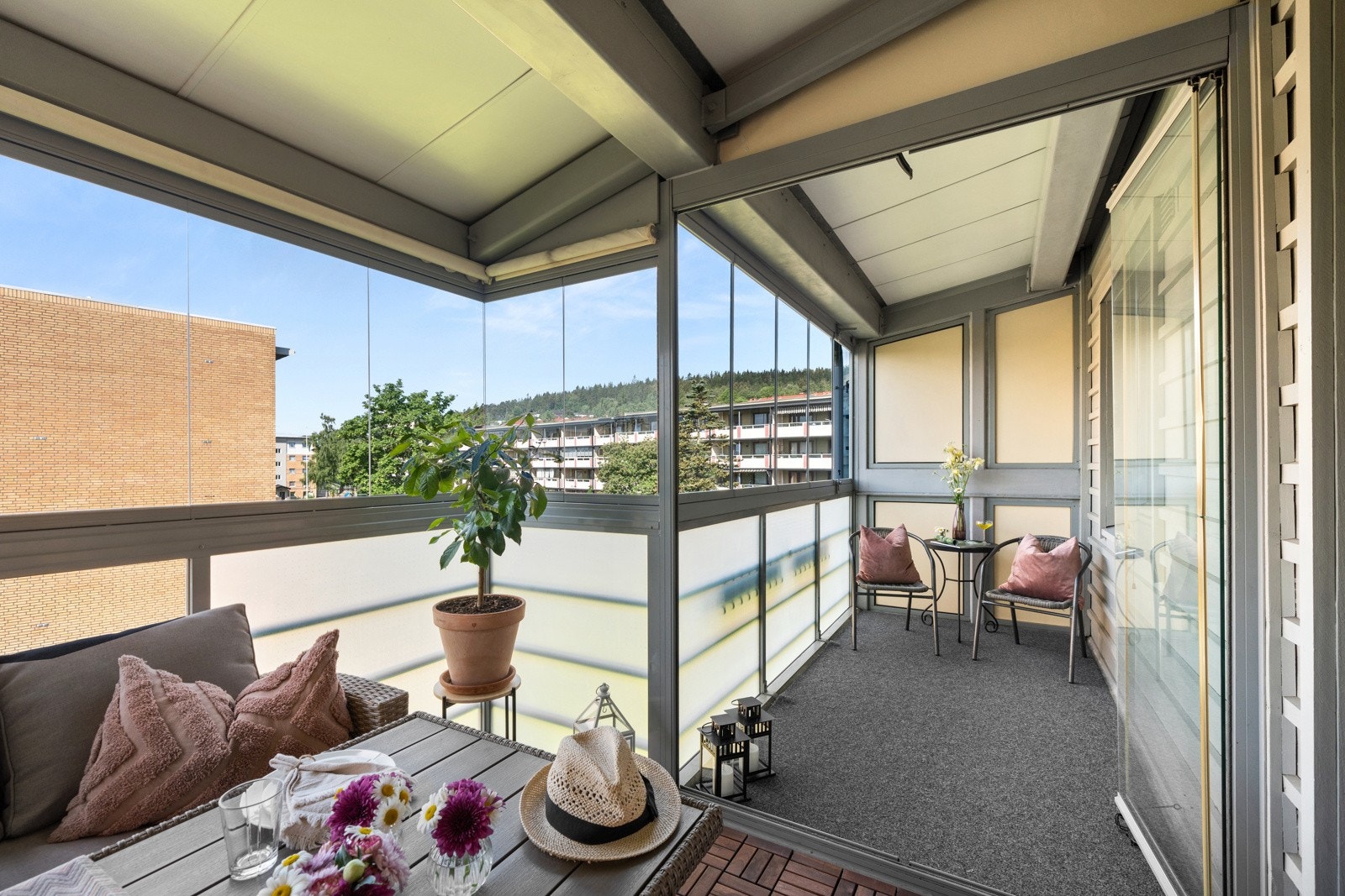 Dessuten tillater den innglassede balkongen en forlengelse av sesongens bruk. Galleribilde