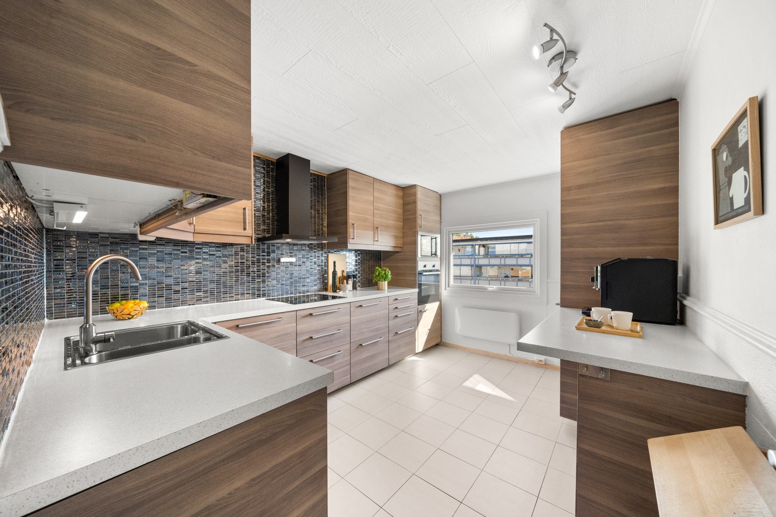 Materialene som er valgt gir et moderne uttrykk, med rene linjer og en fargepalett som understreker rommets eleganse. Galleribilde