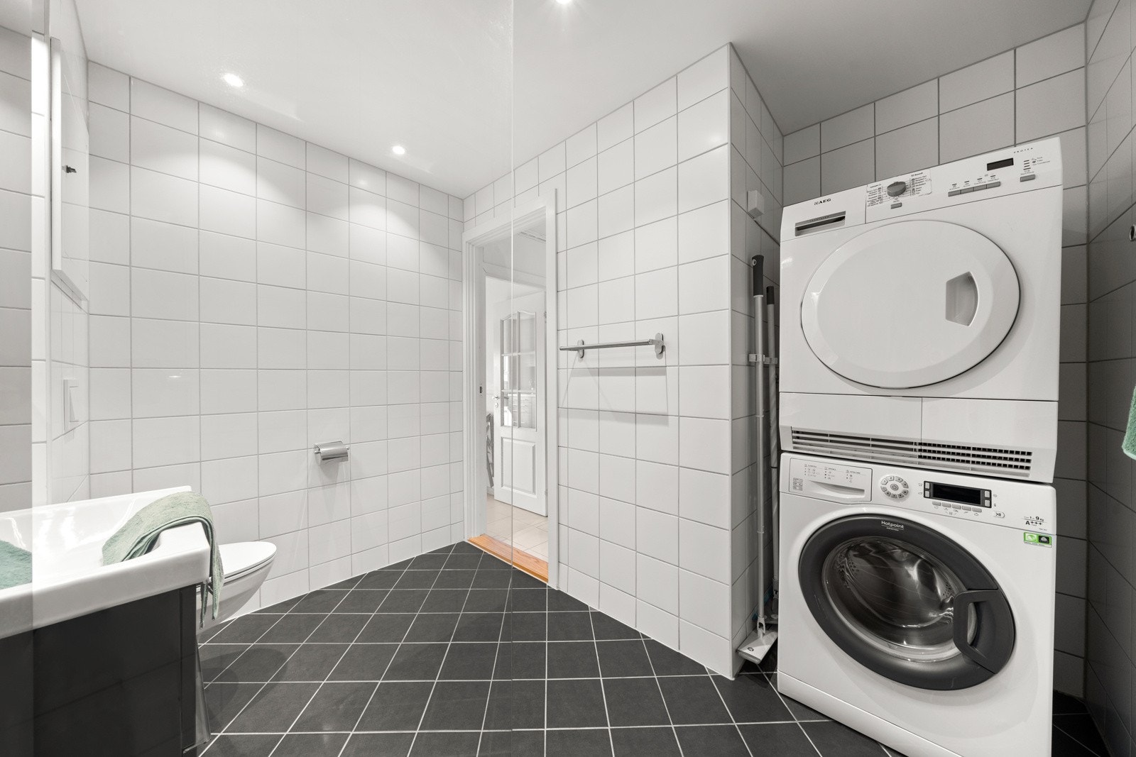 På badet finner du også opplegg for vaskemaskin. Galleribilde