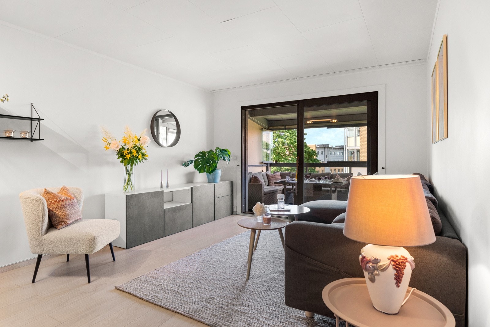 Med plass til både sofagruppe og spisebord, kan rommet enkelt møblere etter behov. Galleribilde