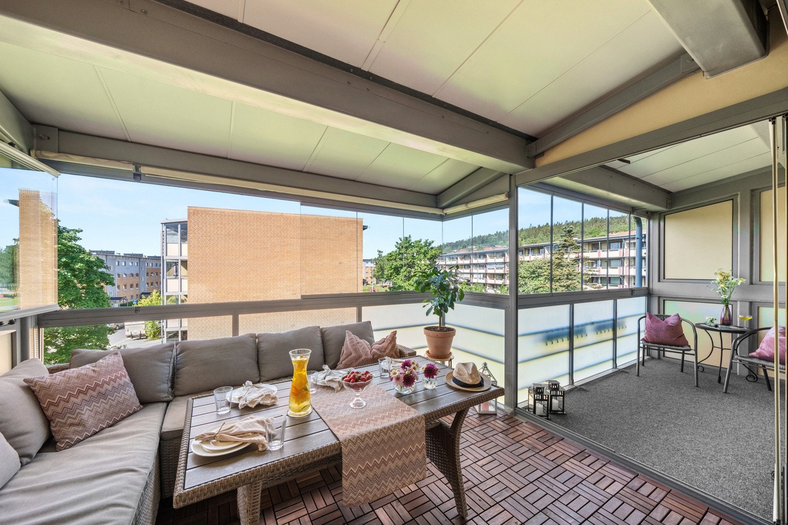 Stor solrik, innglasset balkong på 15 kvm. Galleribilde