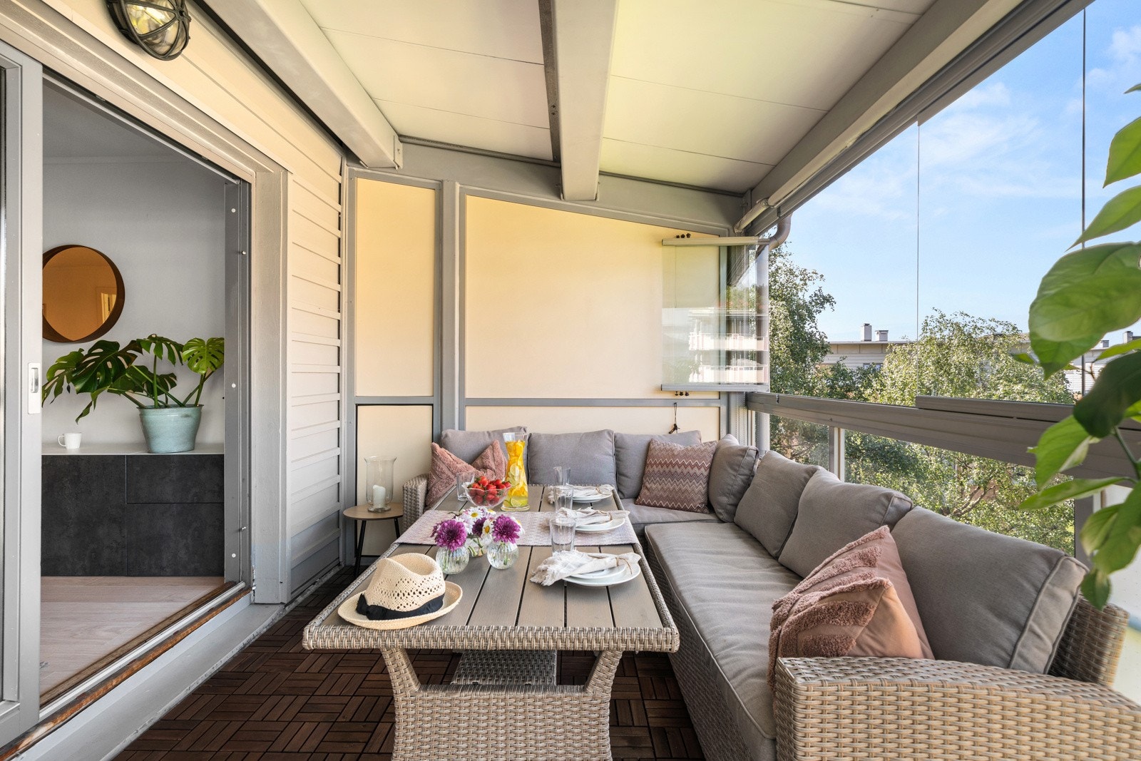 Balkongens størrelse tillater fleksibilitet i møblering, enten man ønsker en romslig lounge eller et intimt spiseområde. Galleribilde
