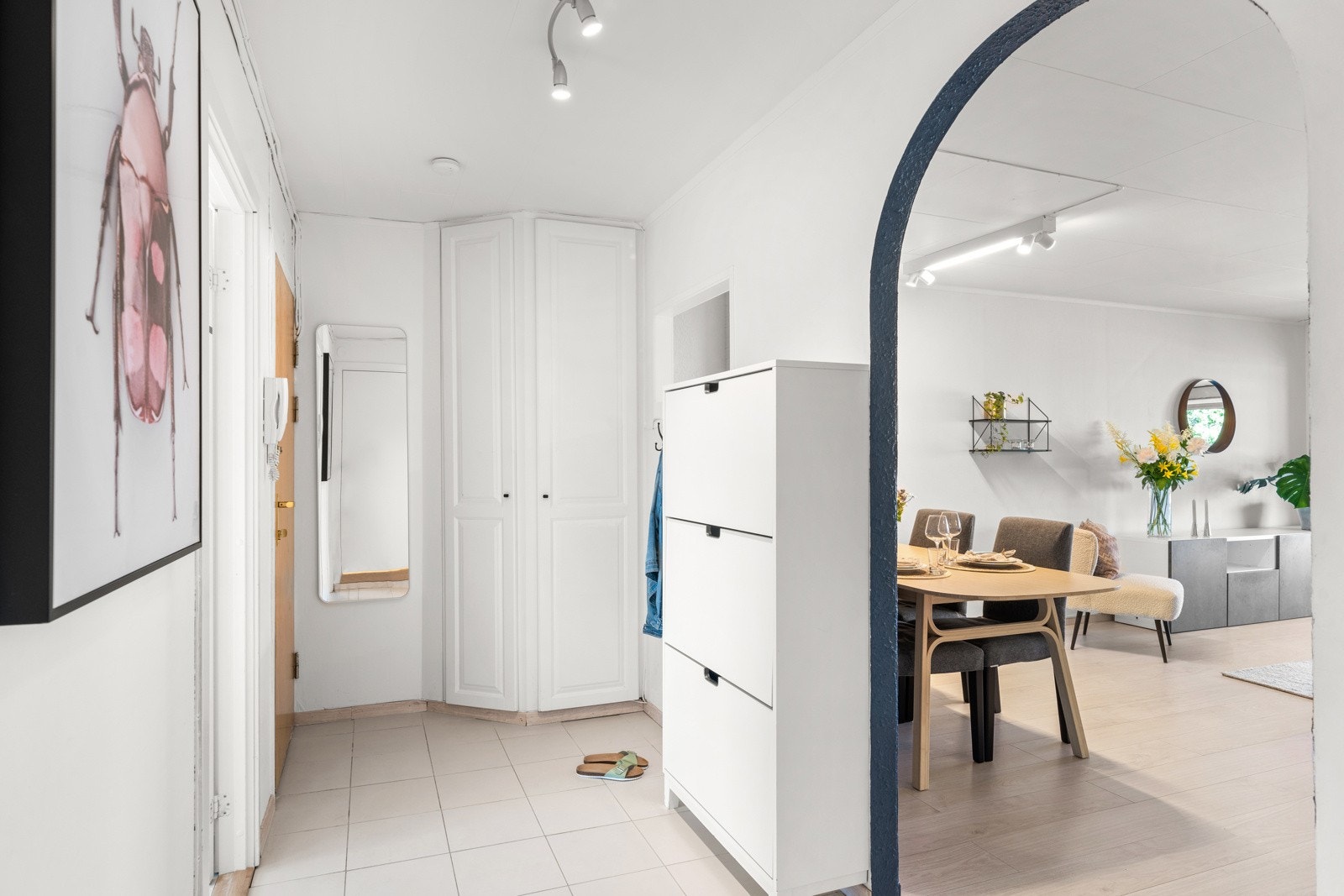 Romslig gang. Galleribilde