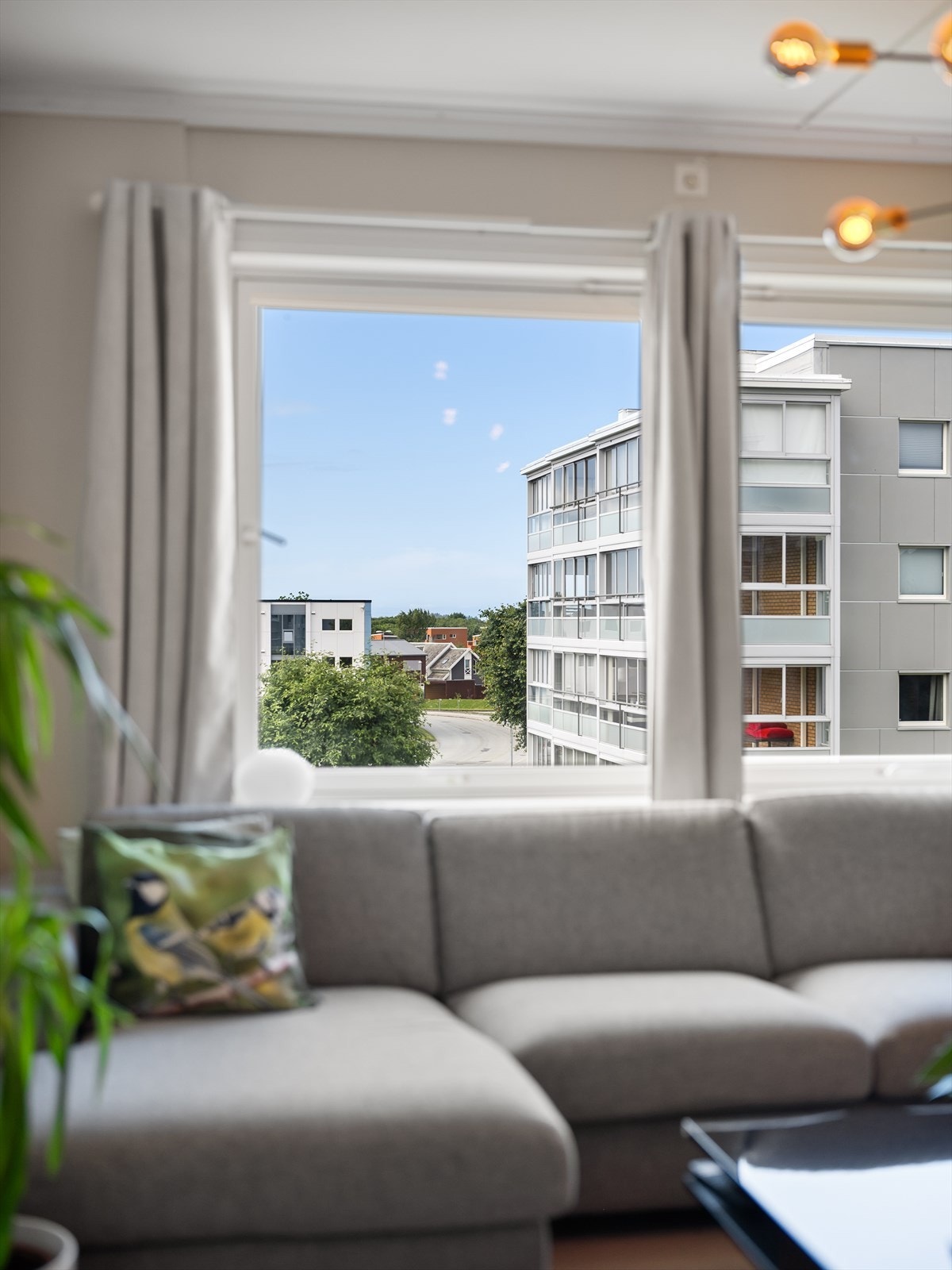 Luftig og mye naturlig lys, gir fin atmosfære inne. Galleribilde