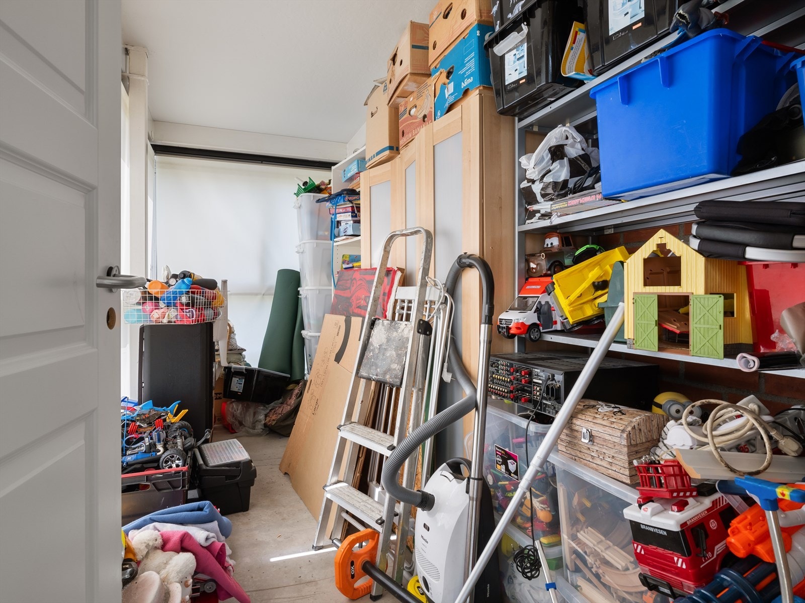 Lagringsrom i enden av hagestue. Galleribilde