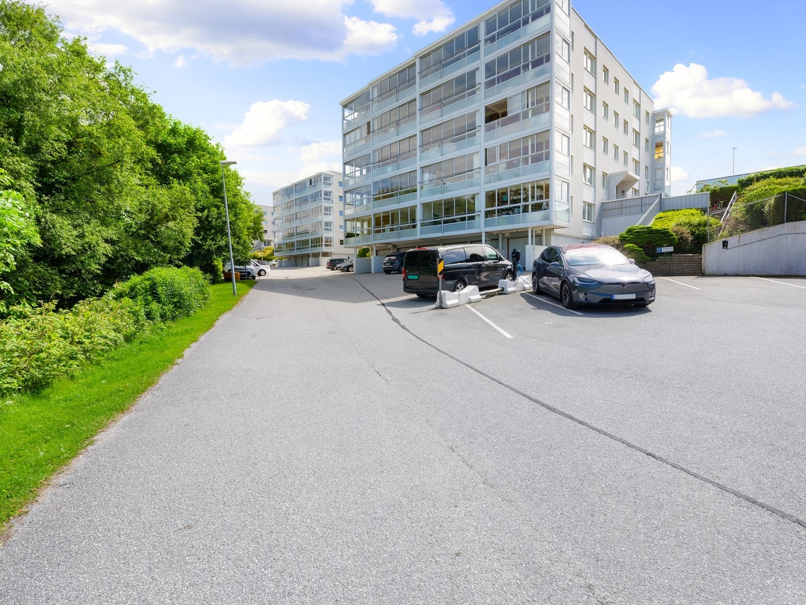 Godt med parkering rundt byggene. Galleribilde