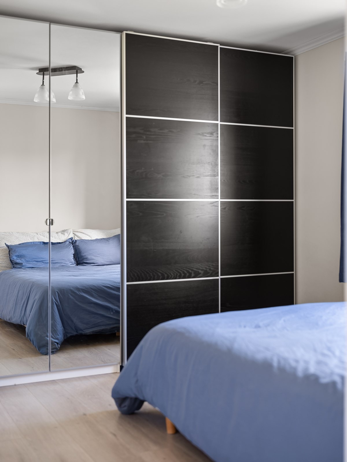 Ett av to soverom, her med stor skyvedørsgarderobe og speil for fin romfølelse. Galleribilde