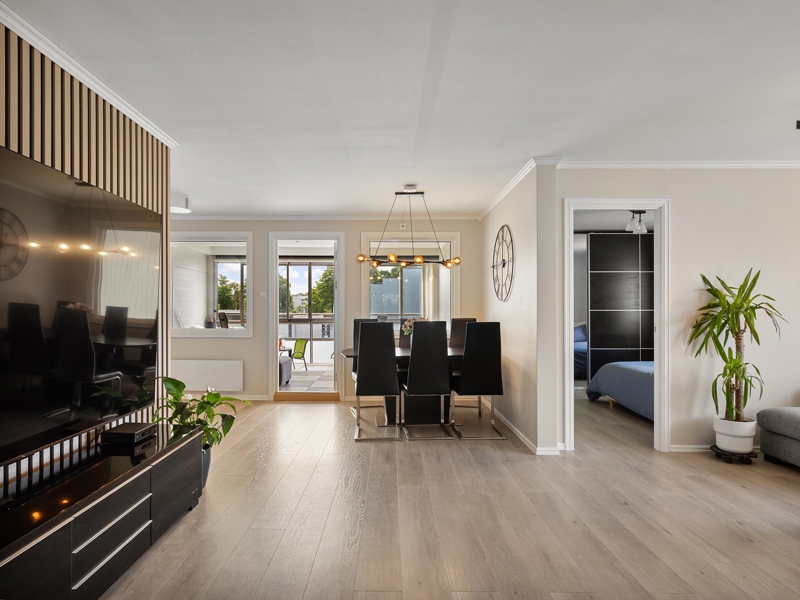 Moderne 1-laminat, mye naturlig lys, spilevegg og god plass til møblering i flere soner gir høy bokvalitet. Galleribilde
