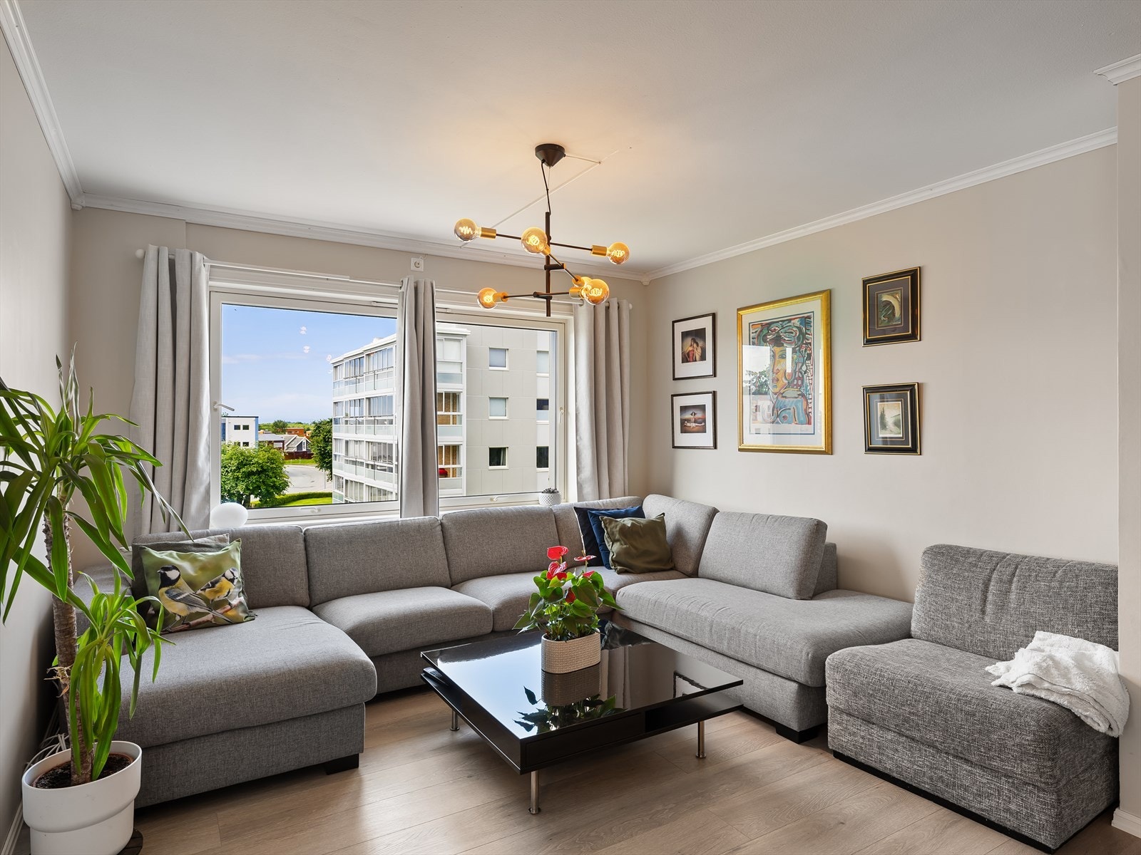 God plass til stor dagligstue i tillegg til spisestue og mer. Galleribilde