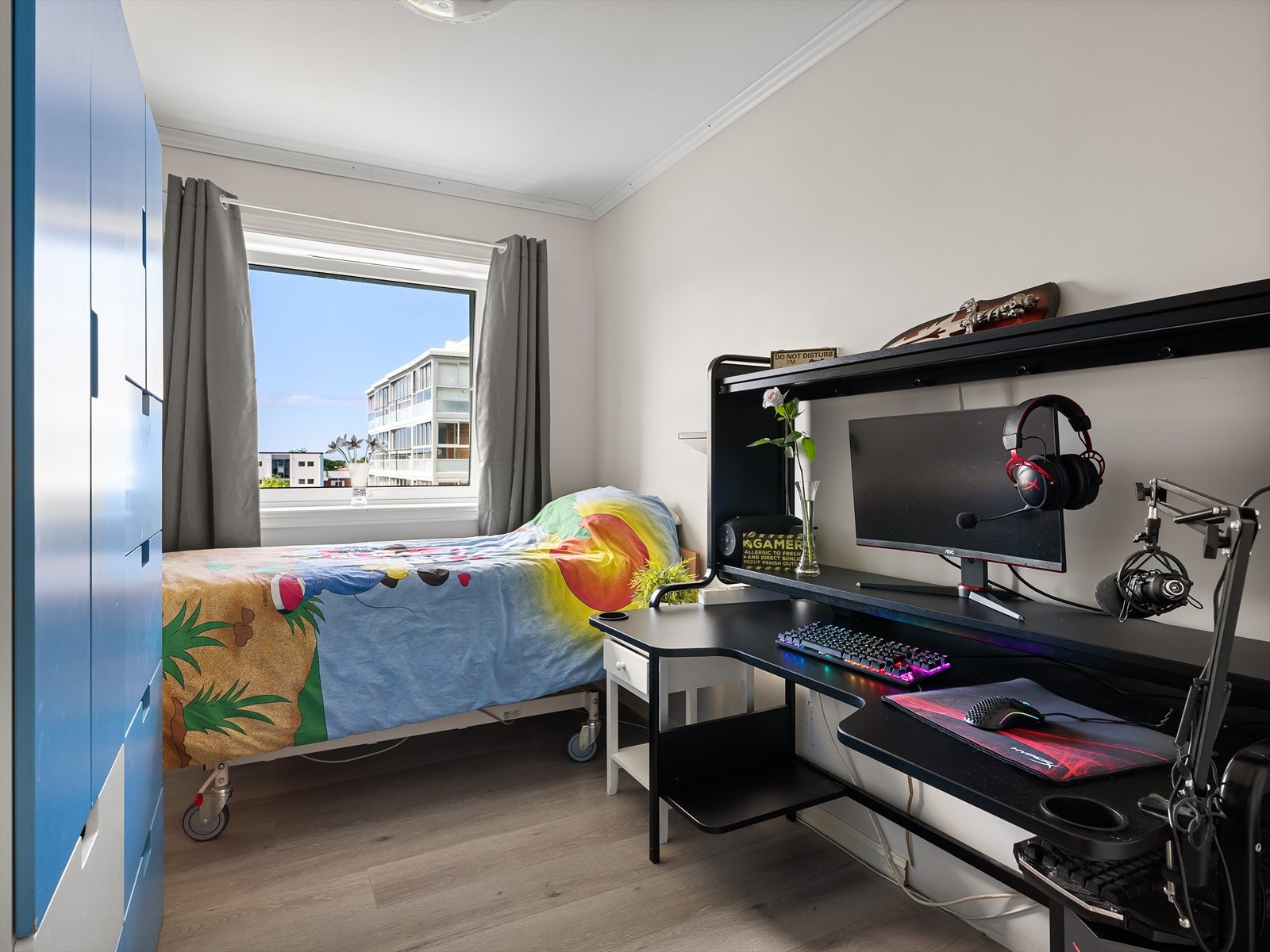 Soverom nr. 2 med plass til både seng, gamingpult og skap. Galleribilde