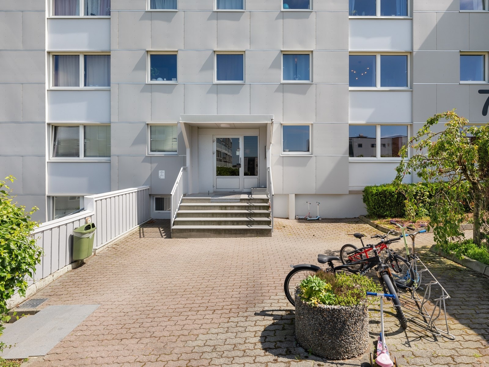 Enkelt tilkomst i andre etasje. Galleribilde
