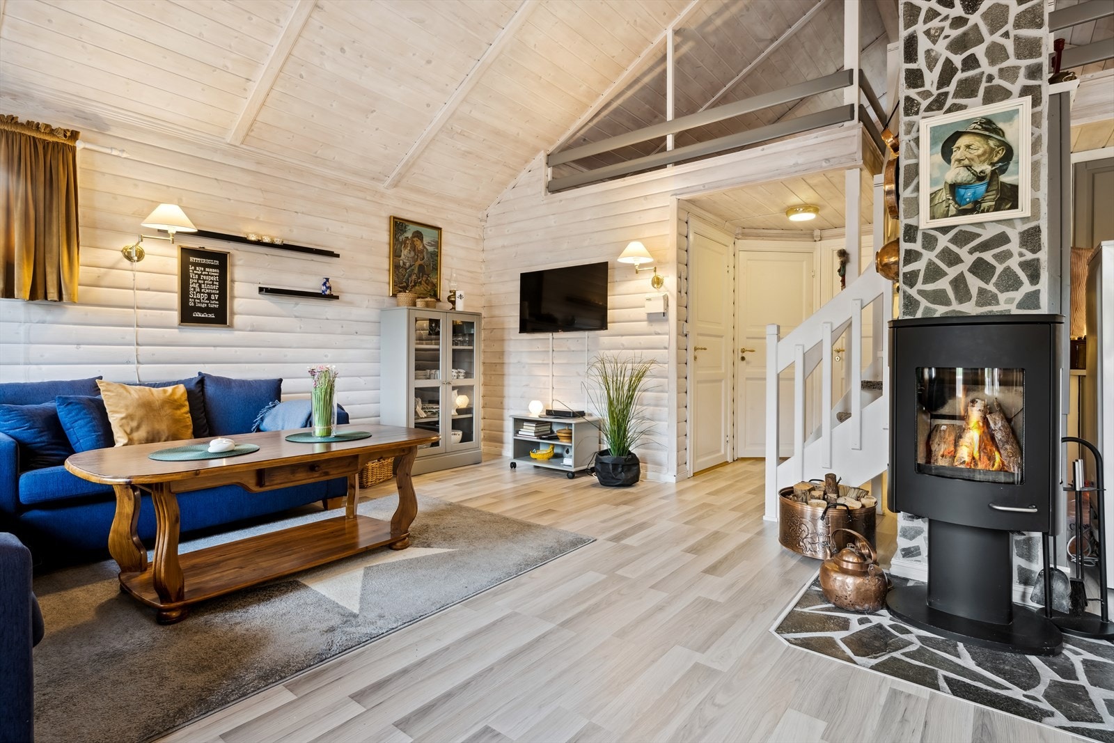 Stuen har god og luftig takhøyde og fine møbleringsmuligheter. Galleribilde