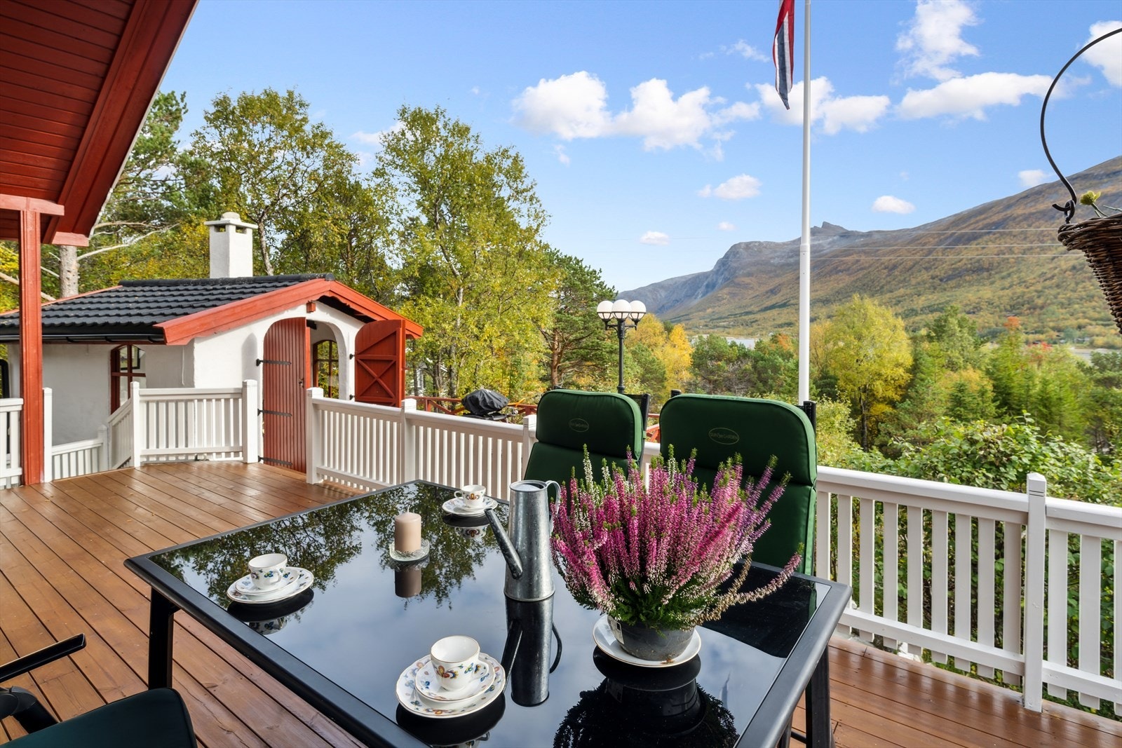 Fra hytten er det nydelig utsikt Galleribilde