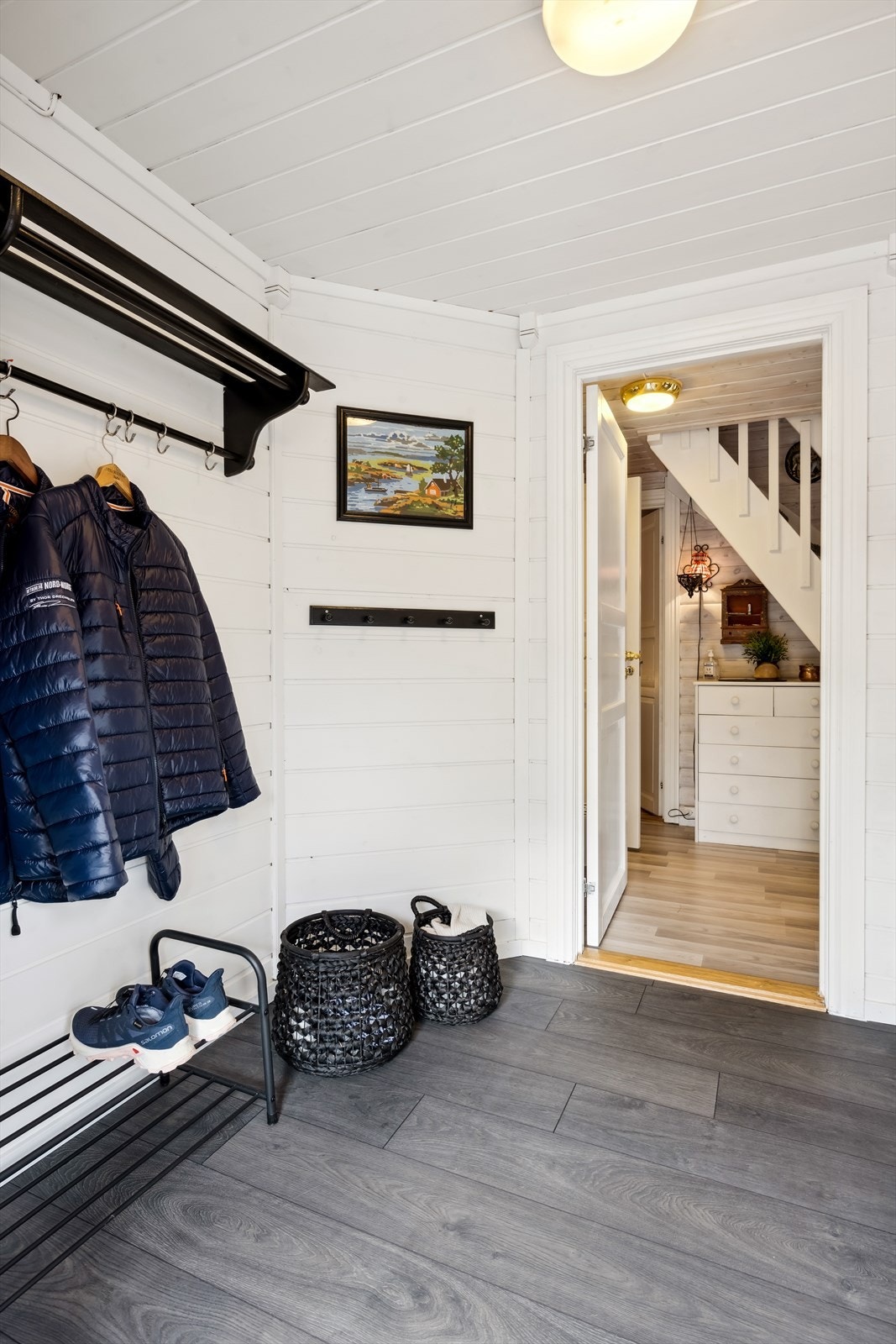 Lys og innbydende entré med oppheng for yttertøy. Galleribilde