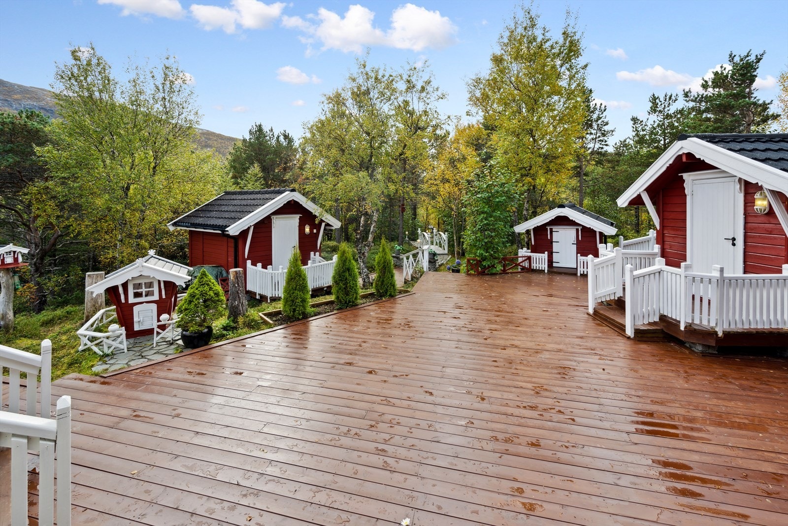 Sjelden bra opparbeidet tomt - Uteområde med store terrasser, anneks, grillstue, lekeplass, boder mm! Galleribilde