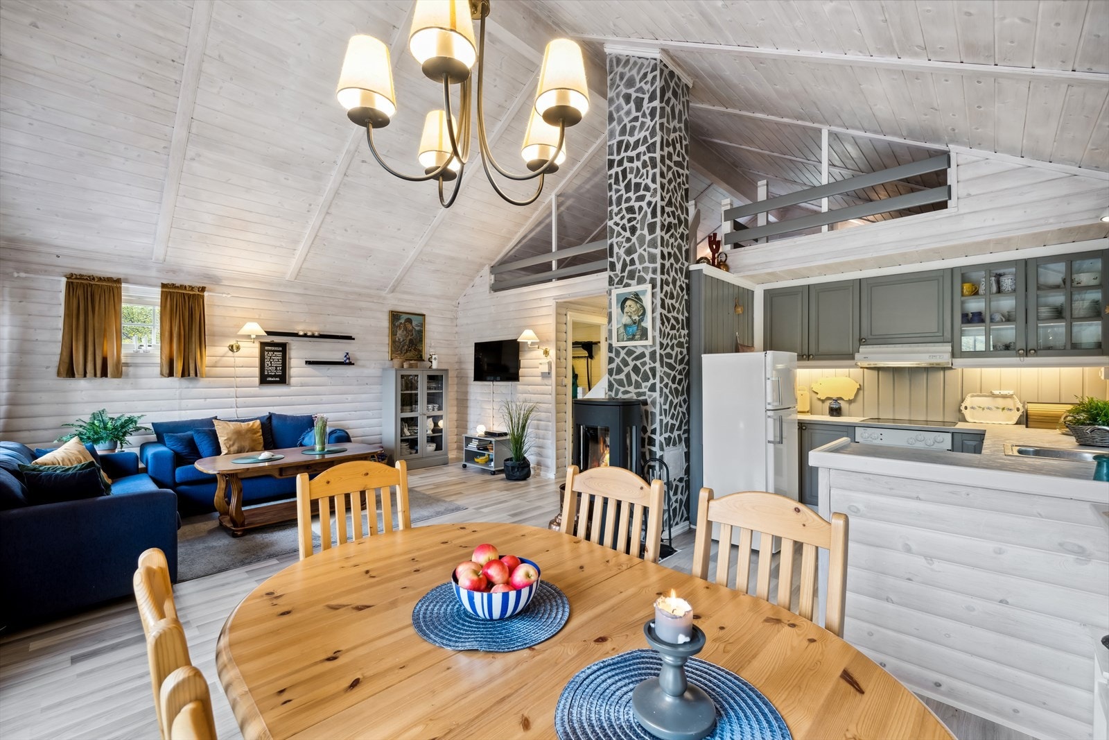 Like ved kjøkkenet er det plass til spisestue som kan romme hele familien. Galleribilde