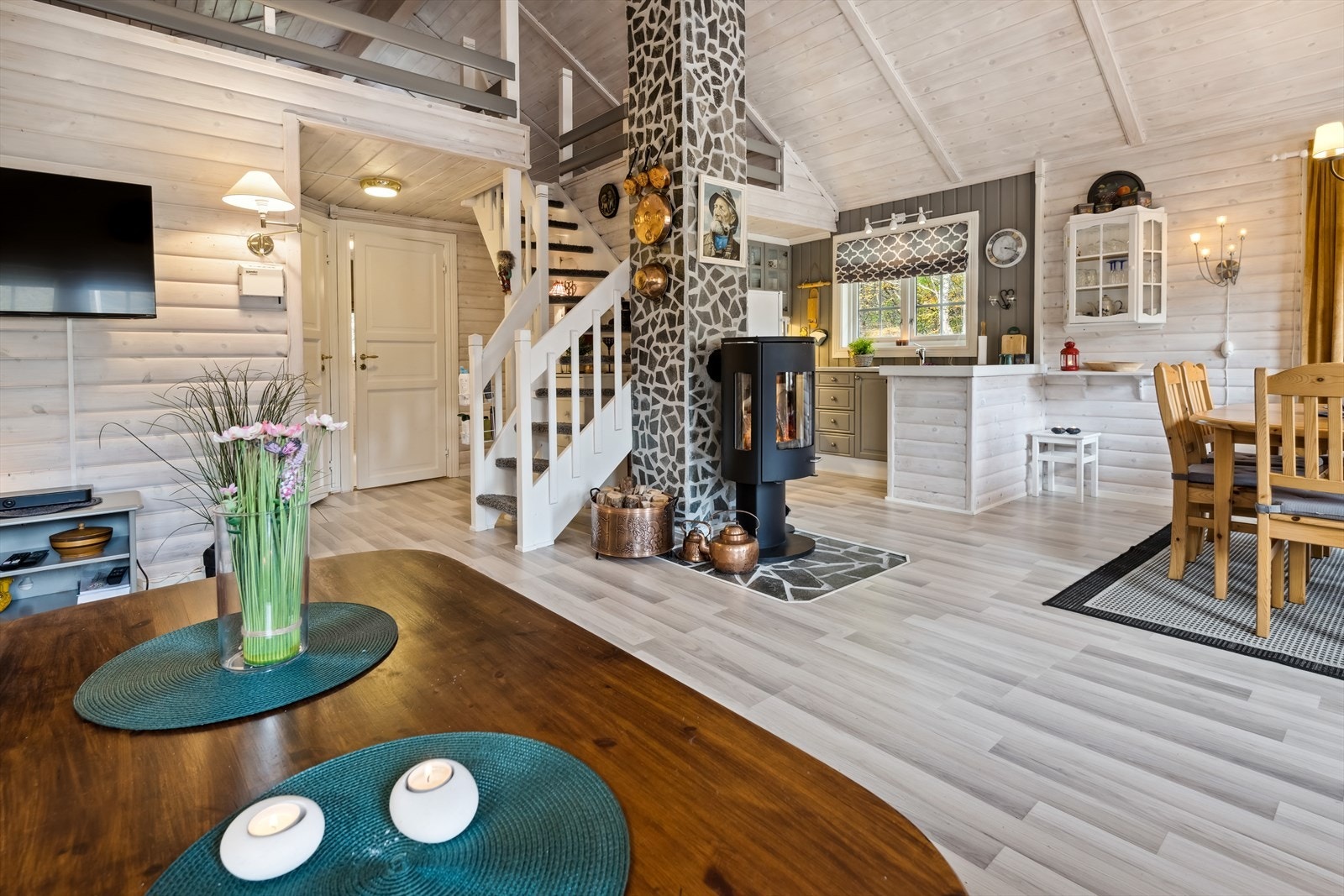 I stuen er det vedfyring som bidrar godt med varme og hygge i den kjølige årstiden vi er på vei inn i. Galleribilde