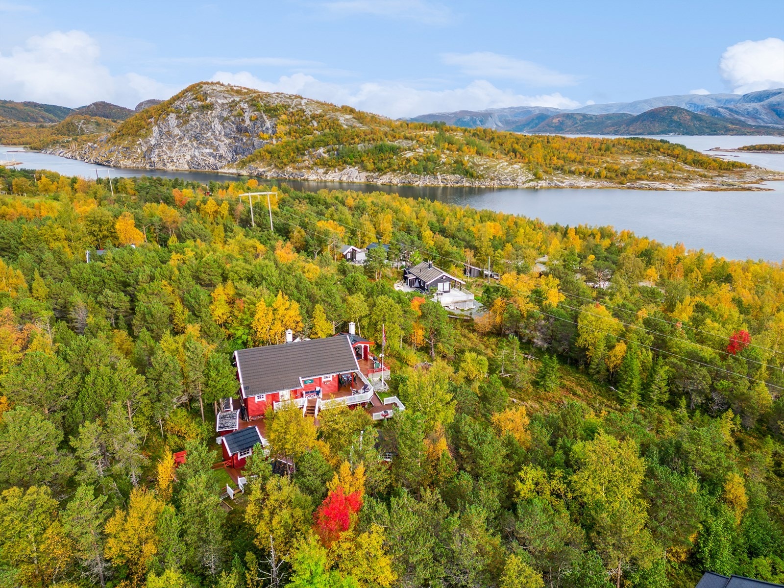 Eiendommen ligger skjermet og tilbaketrukket til i naturskjønne omgivelser på Valnes. Galleribilde