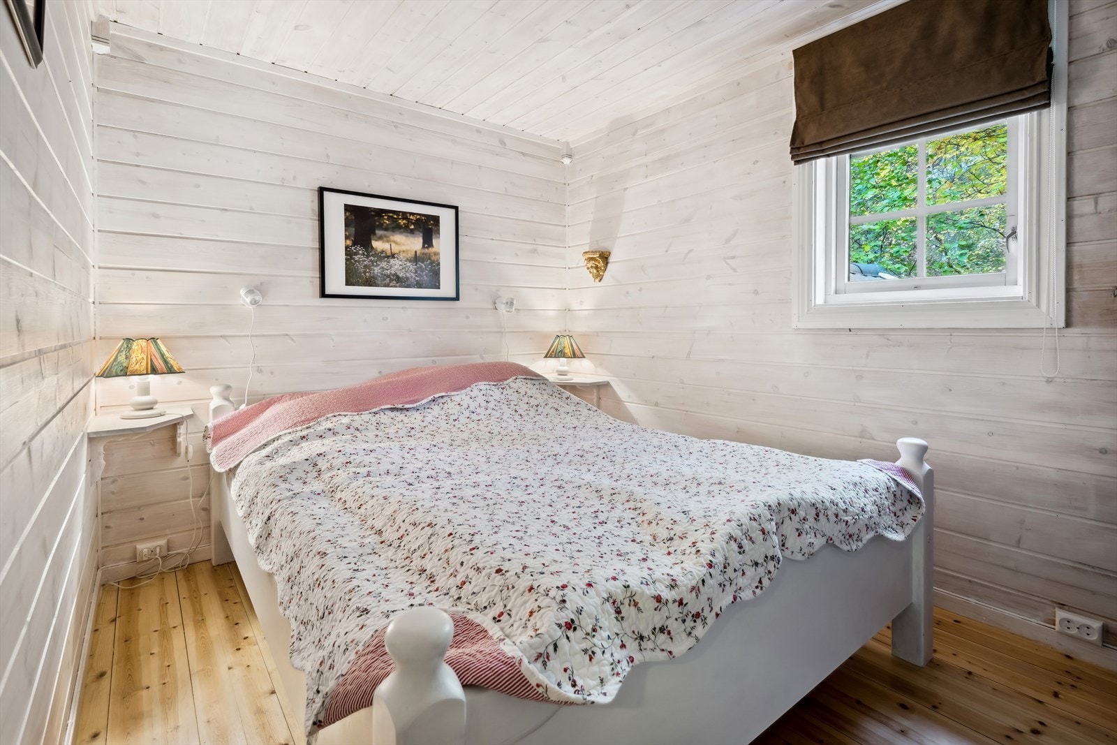 Hytten har to fine soverom samt åpen hems. Galleribilde