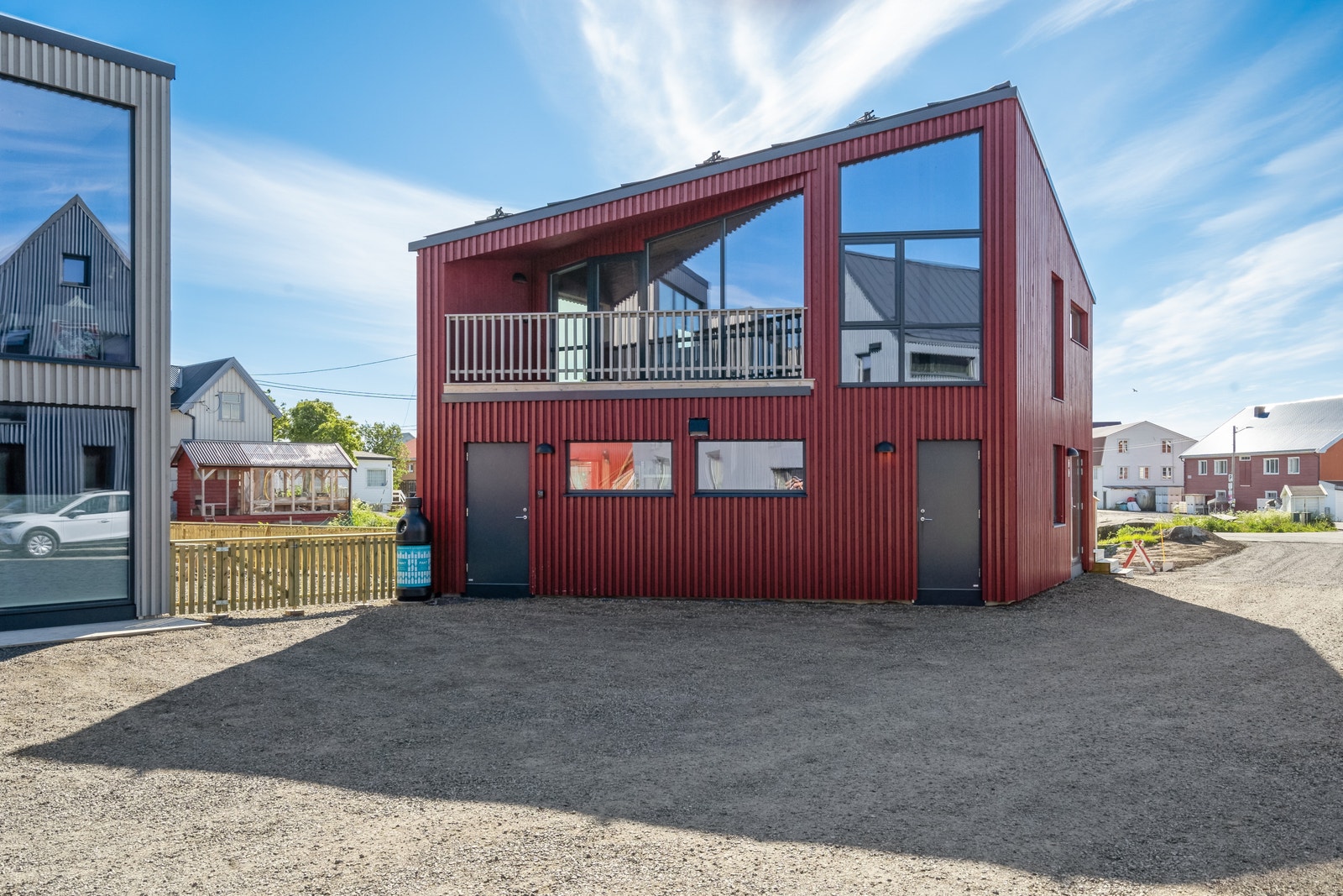 Leiligheten ligger i 2. etasje av dette bygget Galleribilde