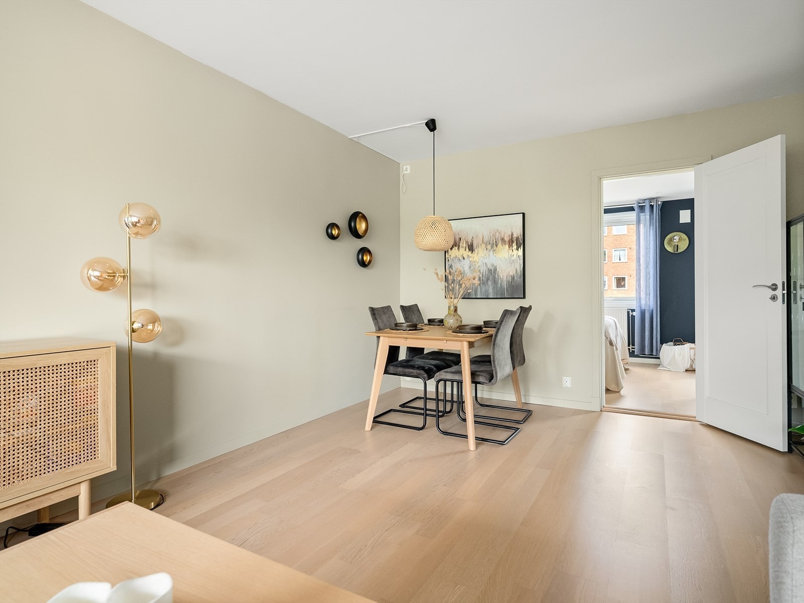 Det er også plass til spisebord i stuen. Galleribilde