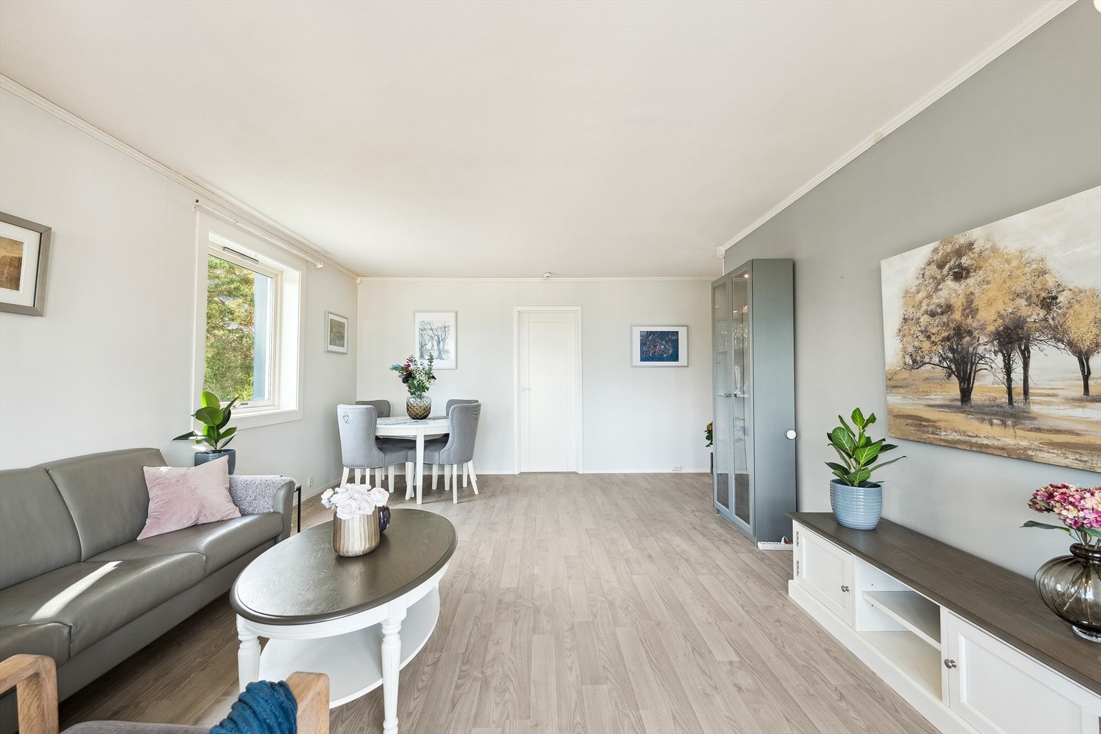 Det er god plass til både spisebord og sofa i stuen Galleribilde
