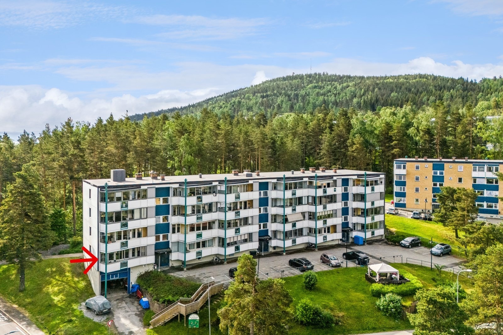 Flott interbeliggenhet i høy 1. etasje på hjørne. Det følger 1 parkeringsplass i gårdsplassen. Venteliste for garasje. Galleribilde