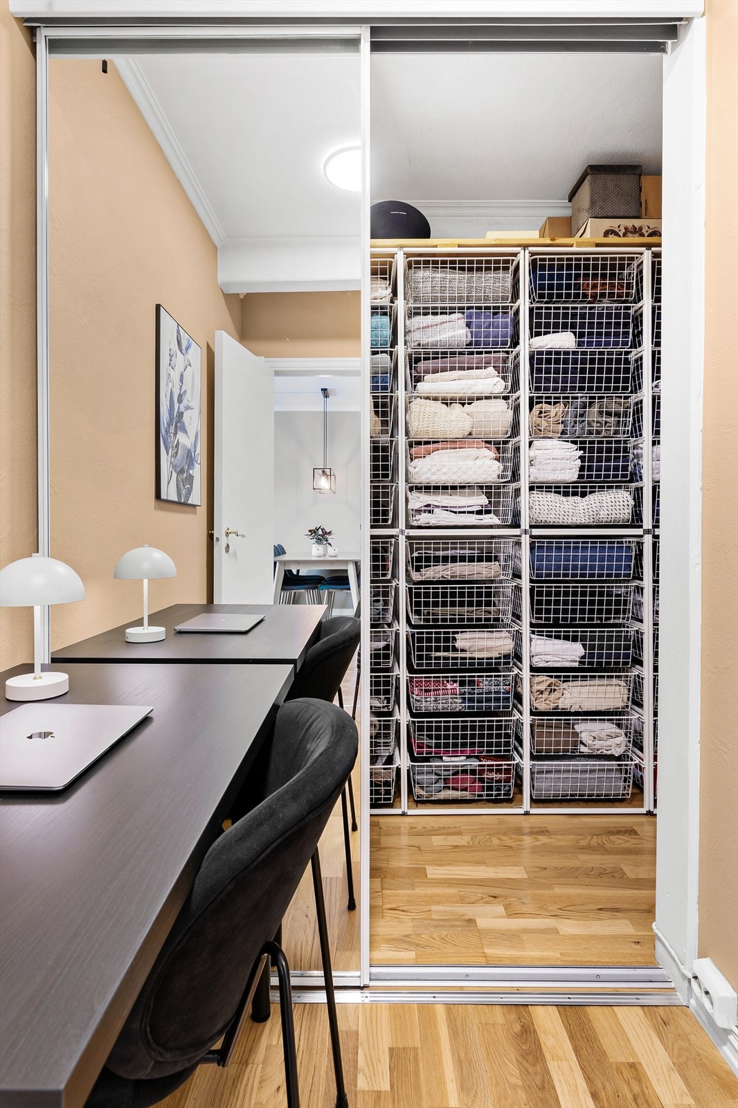 Stor skyvedørsgarderobe som fungerer som en praktisk innvendig bod. Her har du god plass til å oppbevare tøy, husholdningsartikler og det man måtte ønske. Galleribilde