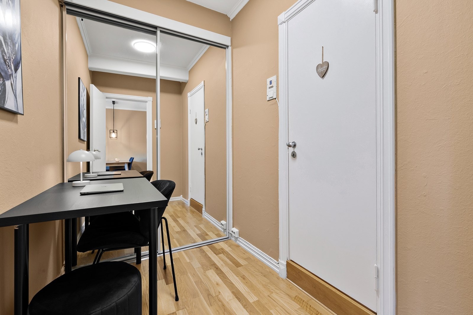Praktisk hall med plass til kontorpult og en stor skyvedørsgarderobe. Galleribilde