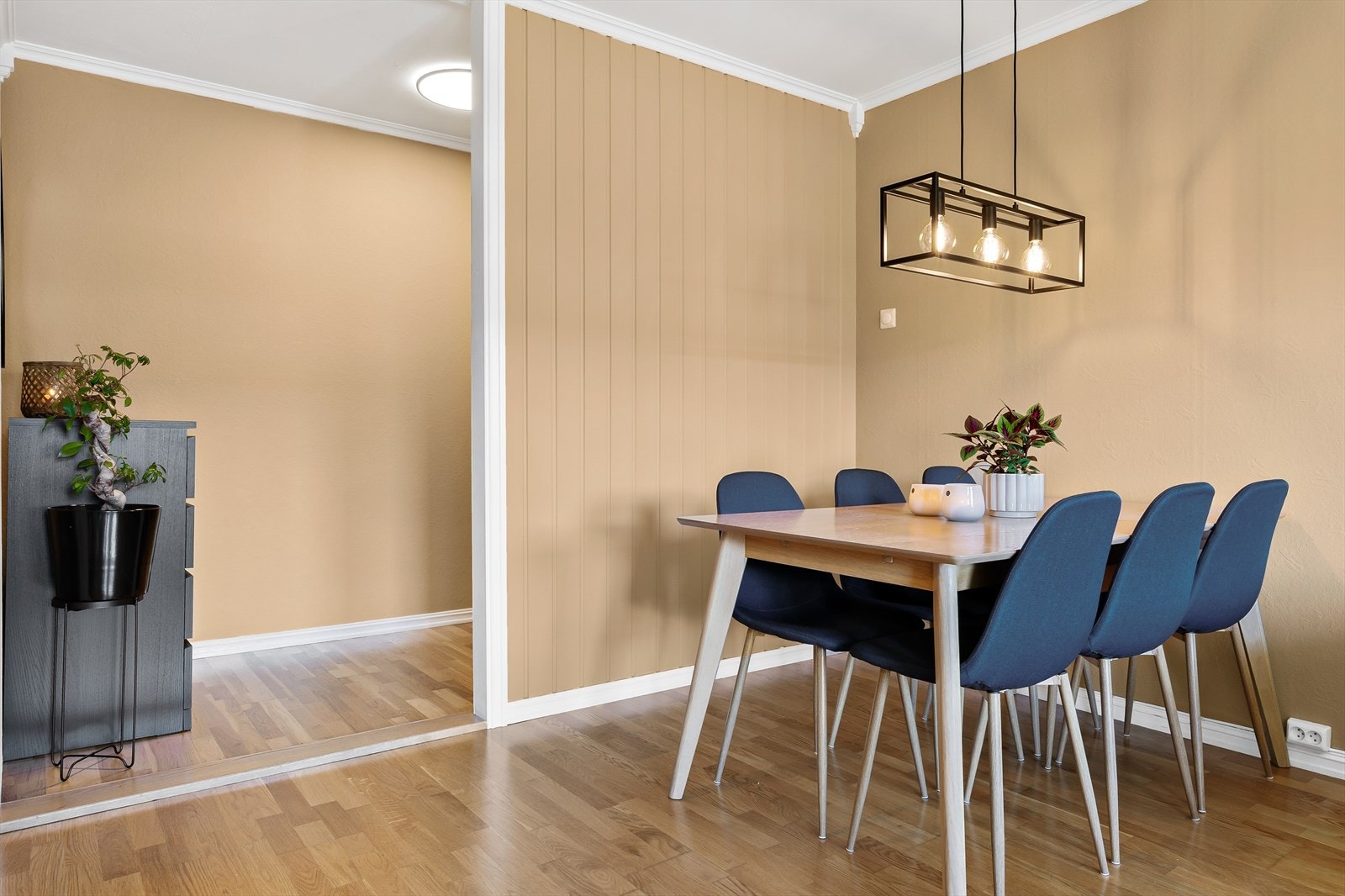 I stuen har du god plass til et stort spisebord som er perfekt til middagsgjester. Galleribilde