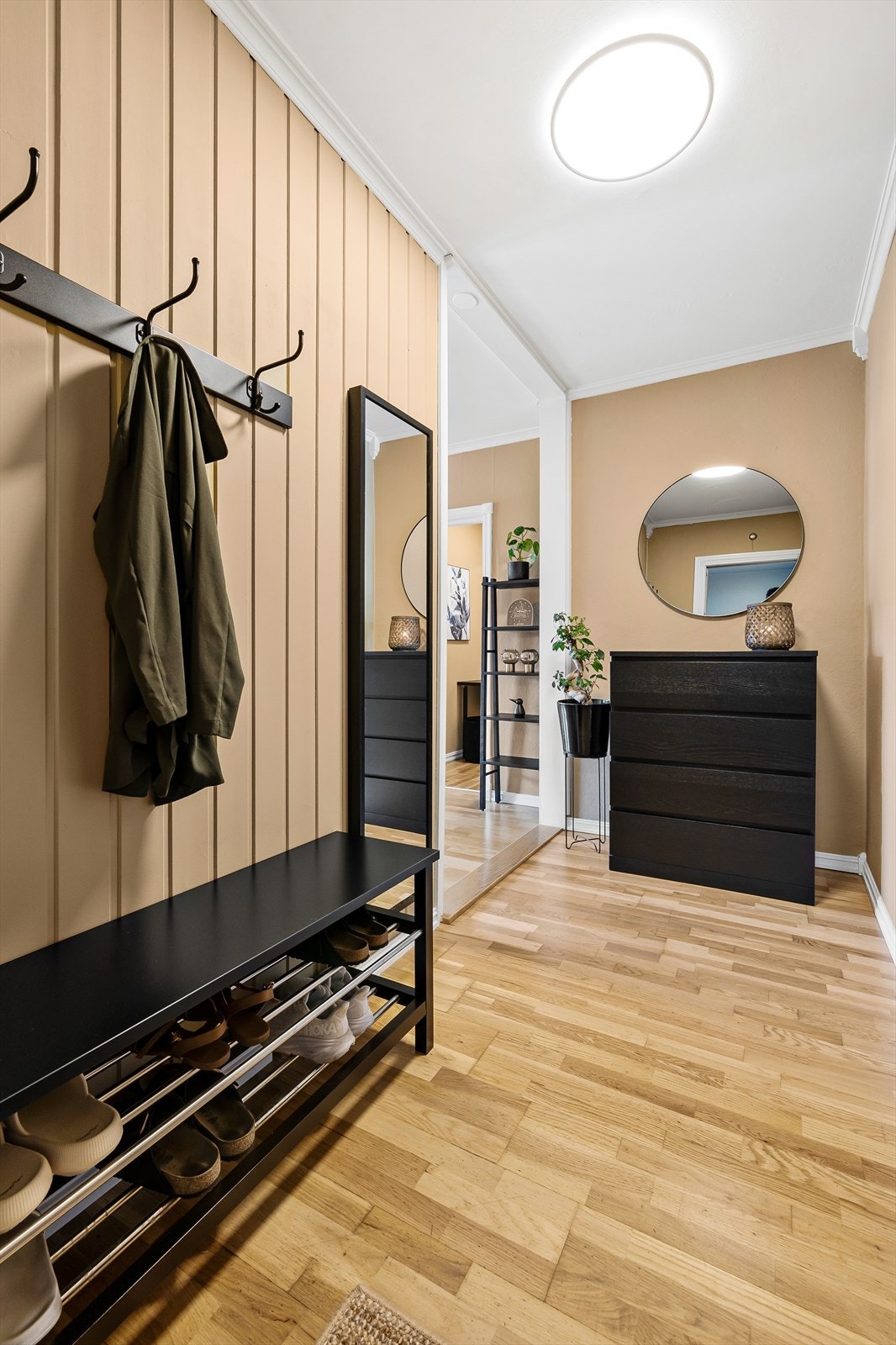 Stor entre med god plass til å henge fra seg yttertøy. Her finner man også callinganlegg som gjør det enkelt å slippe inn gjester. Velkommen inn! Galleribilde